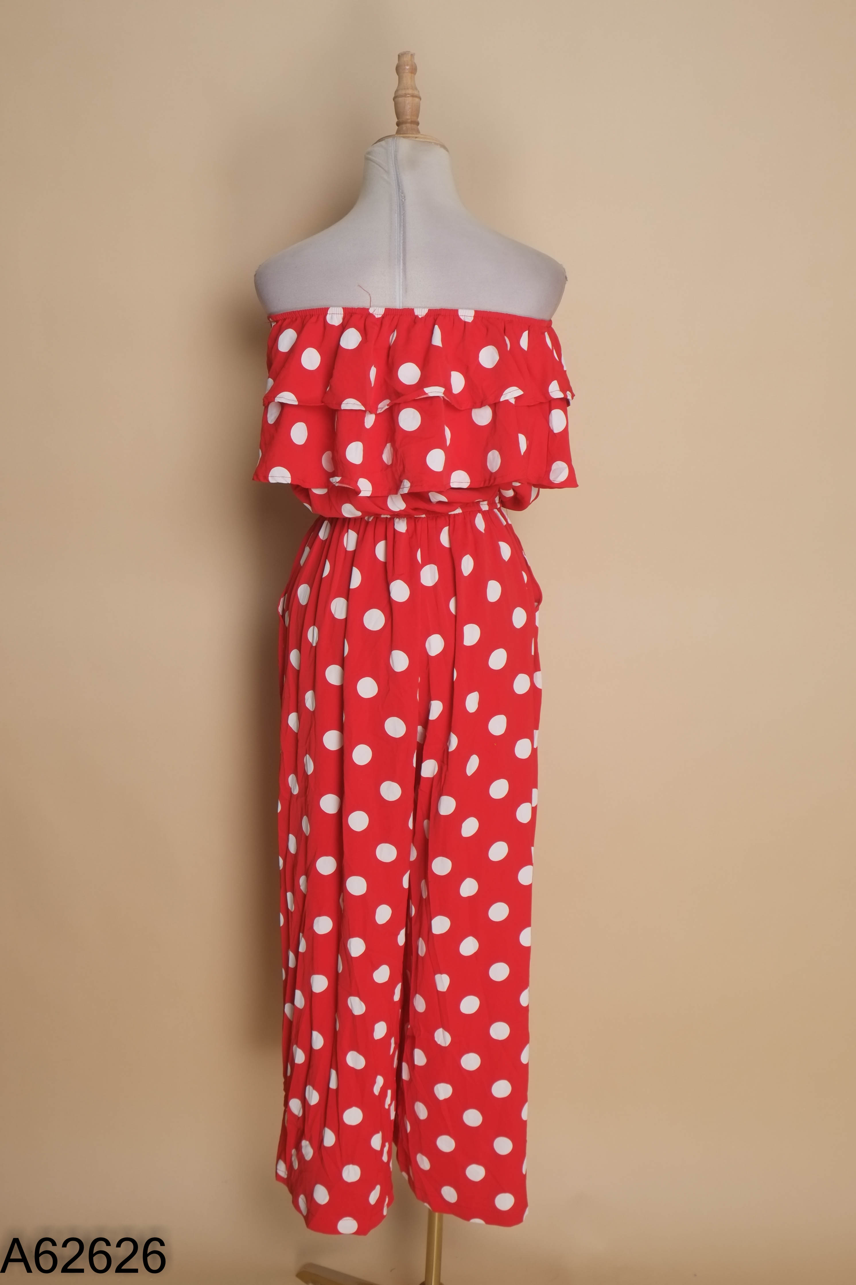 Jumpsuits trễ vai đỏ chấm bi trắng