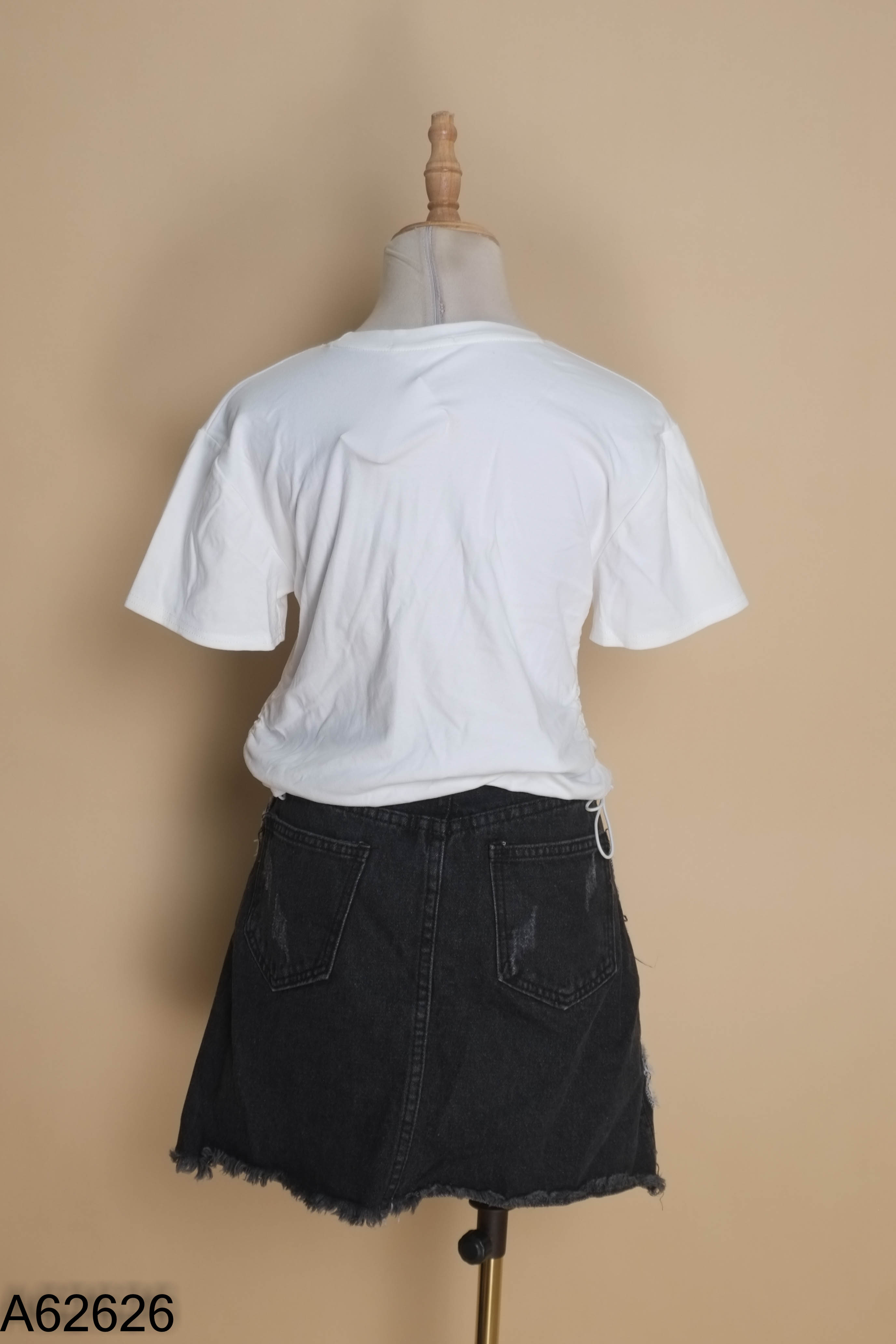 Set áo thun trắng + chân váy jeans