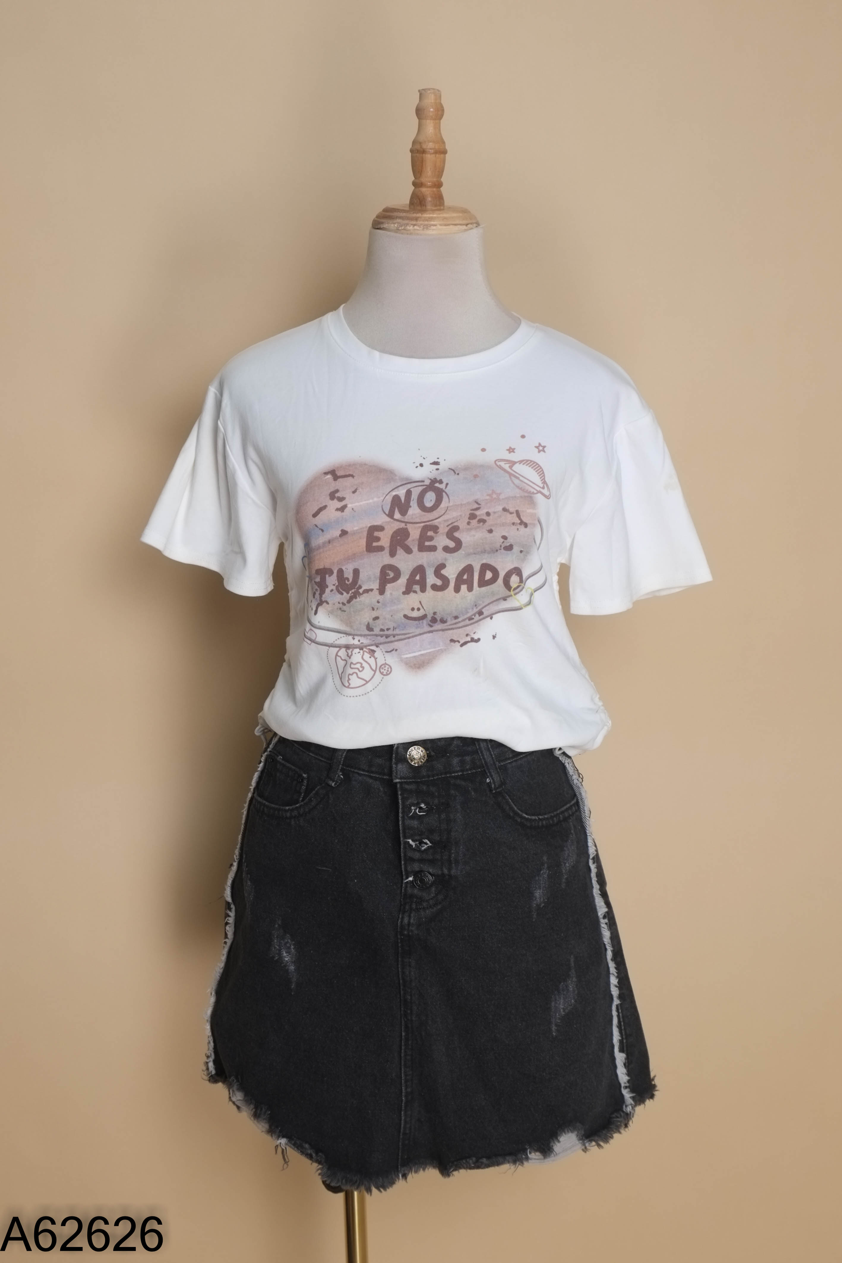 Set áo thun trắng + chân váy jeans