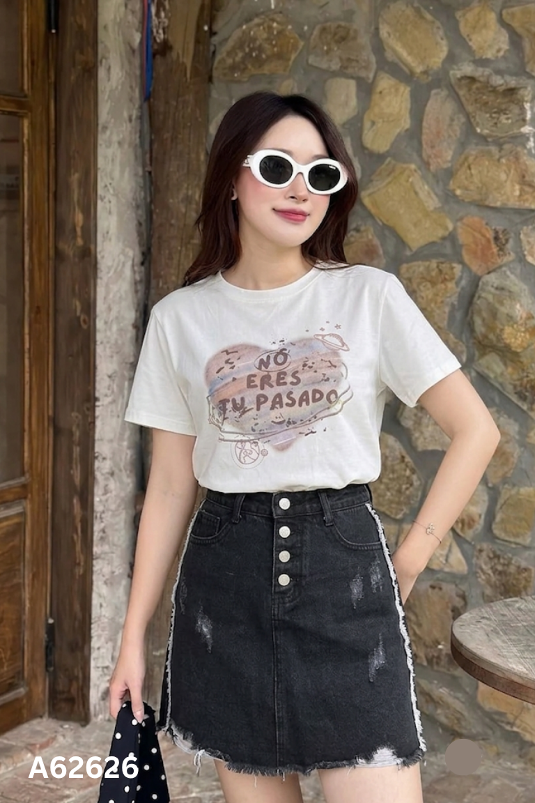 Set áo thun trắng + chân váy jeans