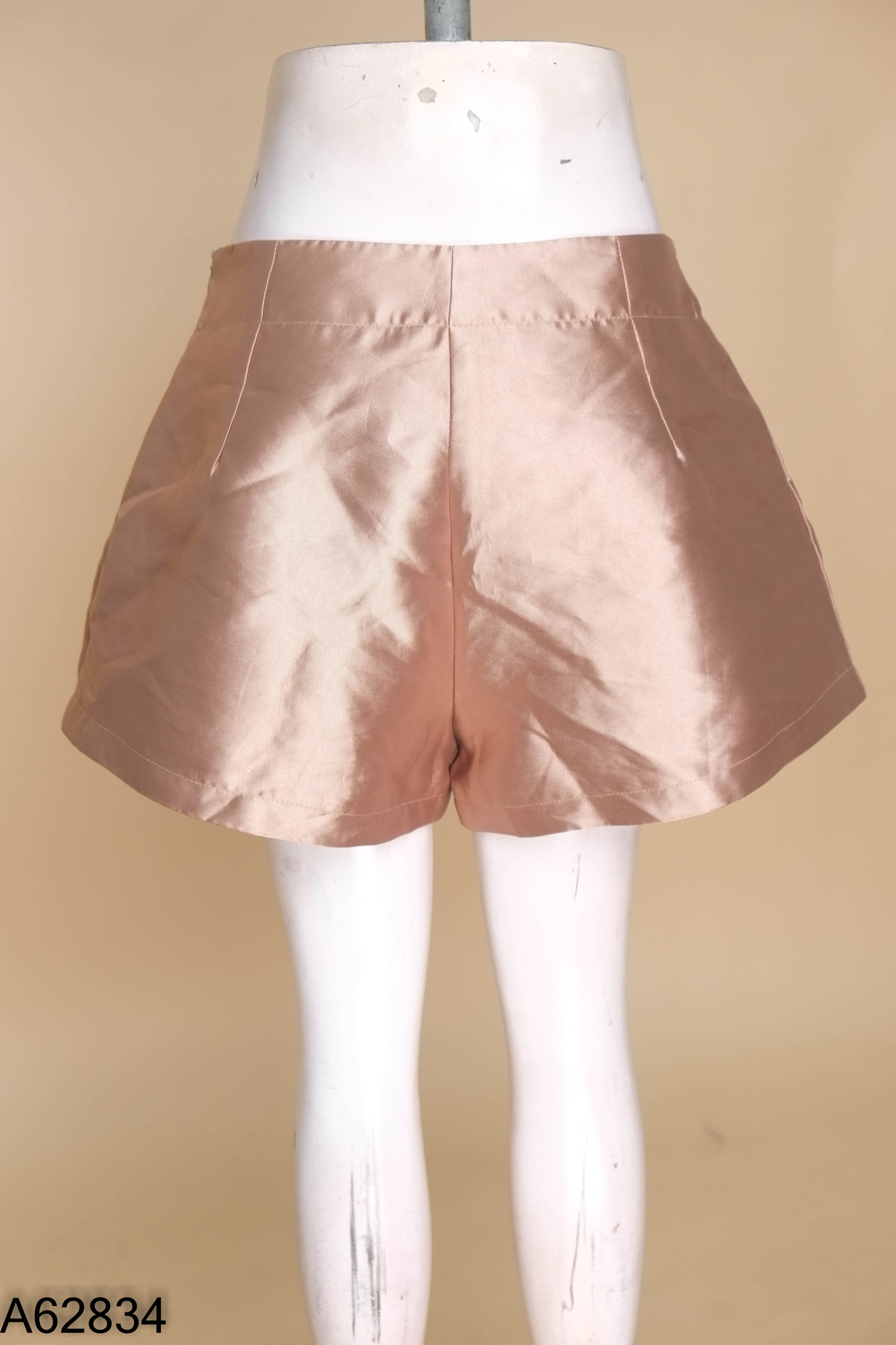 Quần shorts nâu trơn bóng