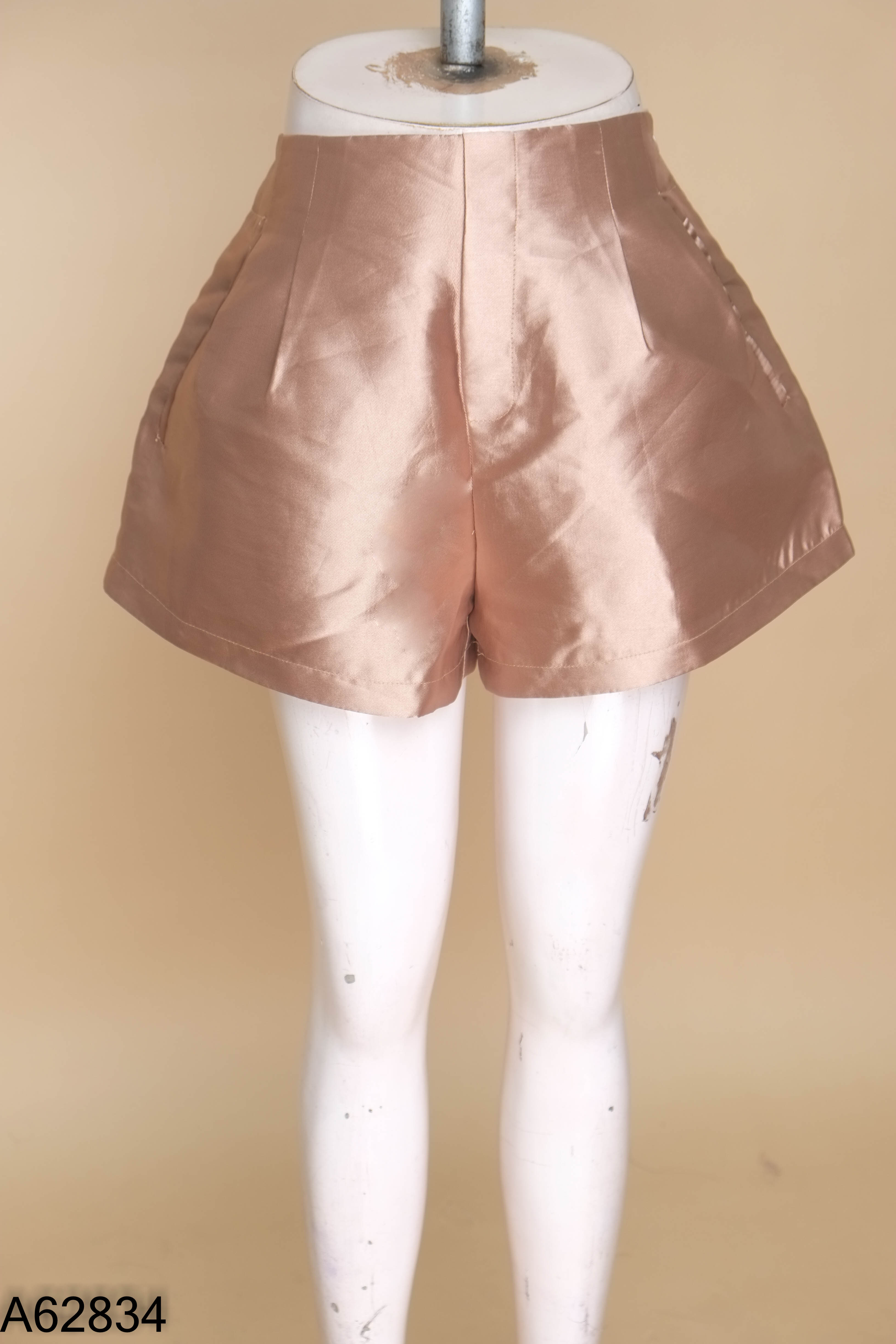 Quần shorts nâu trơn bóng