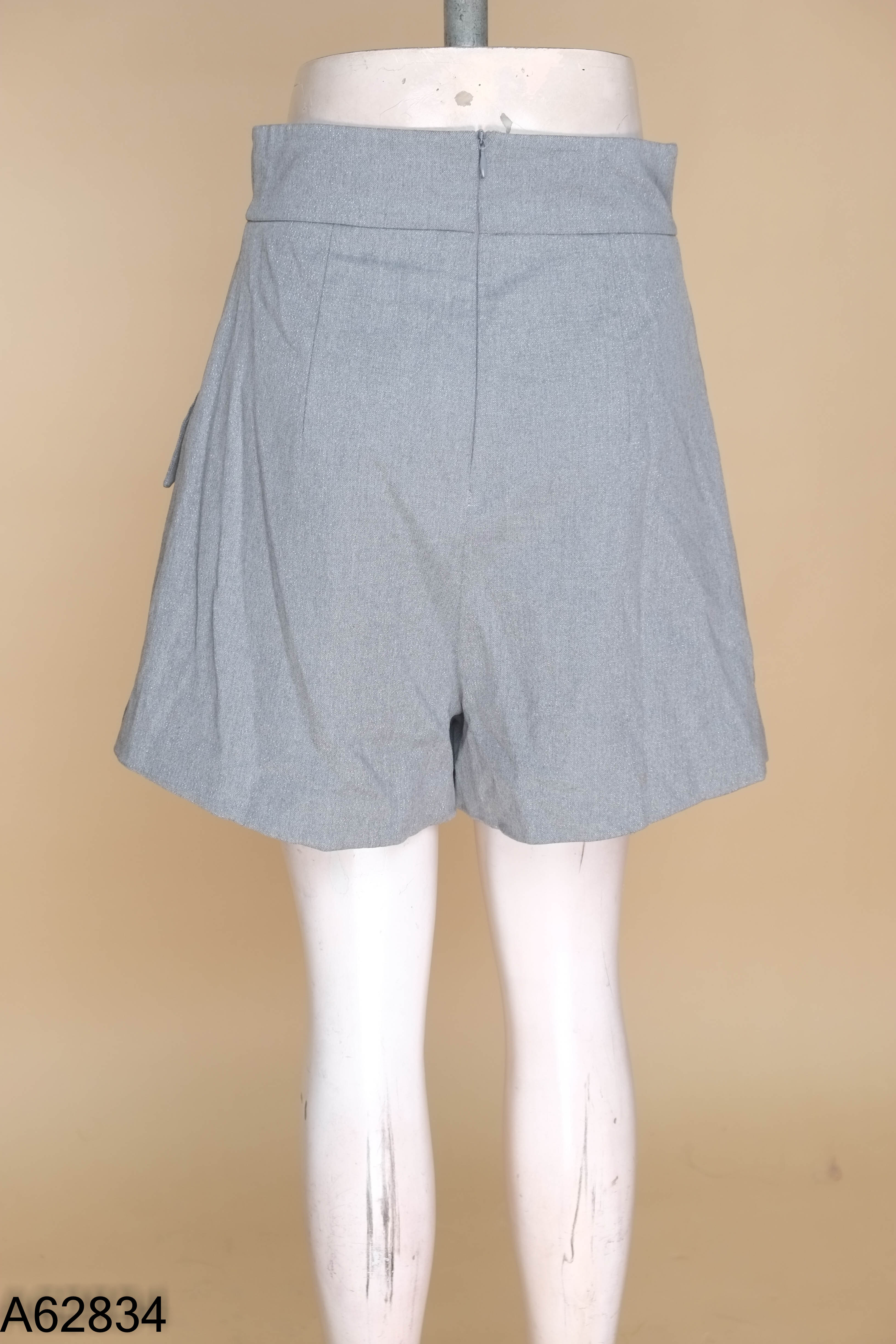 Quần shorts ghi ANMANI xẻ vạt
