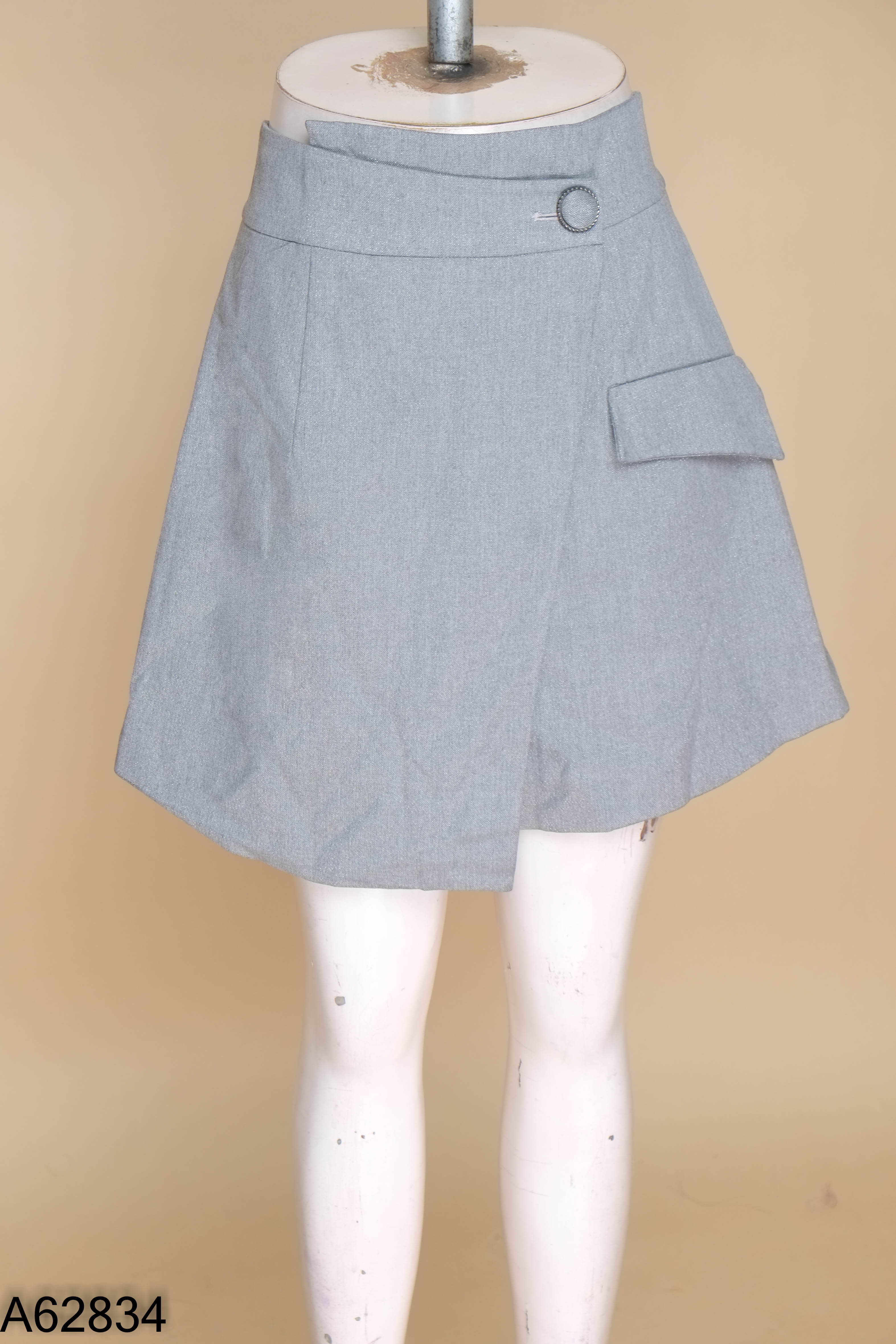 Quần shorts ghi ANMANI xẻ vạt