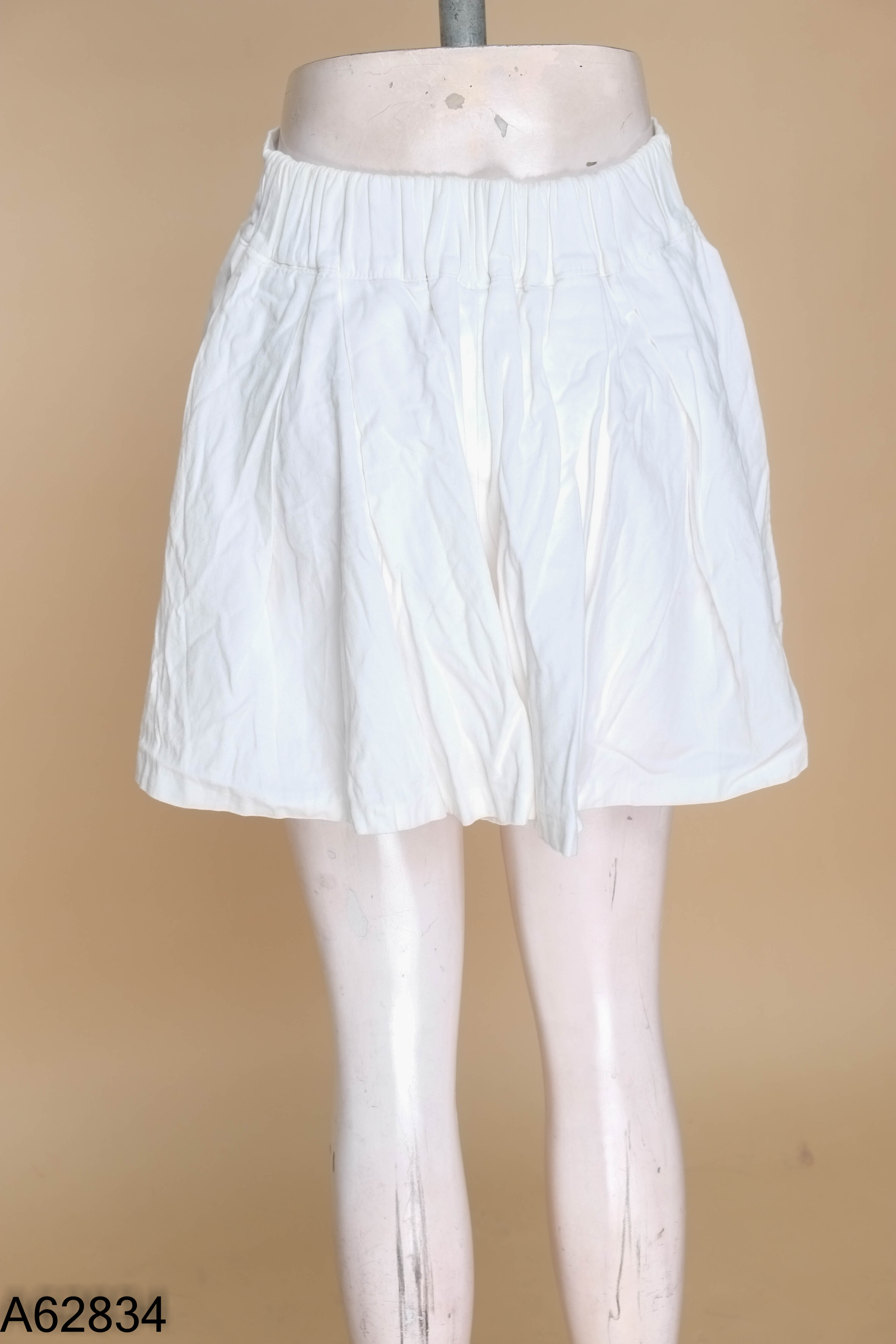 Quần shorts trắng ống rộng