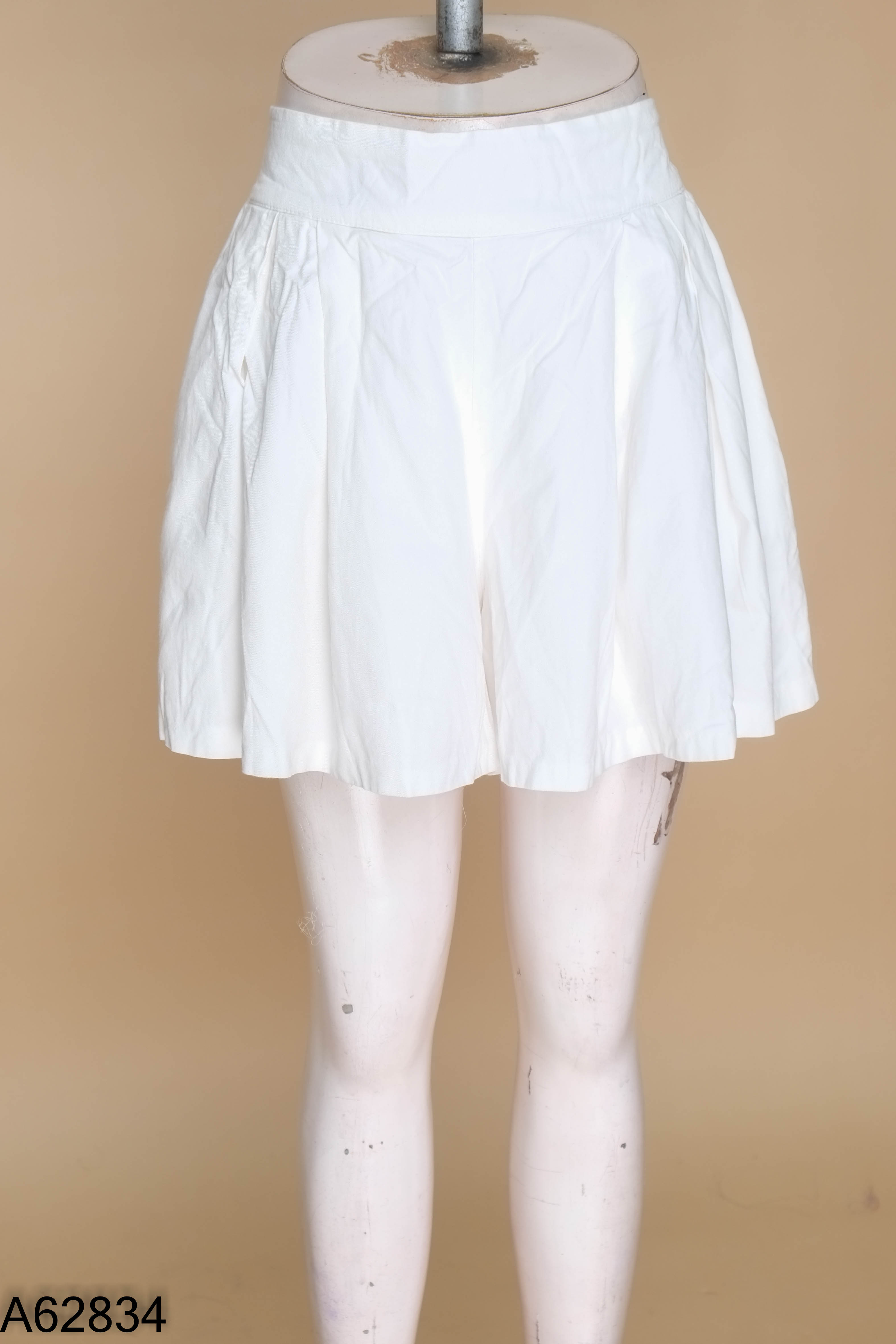 Quần shorts trắng ống rộng