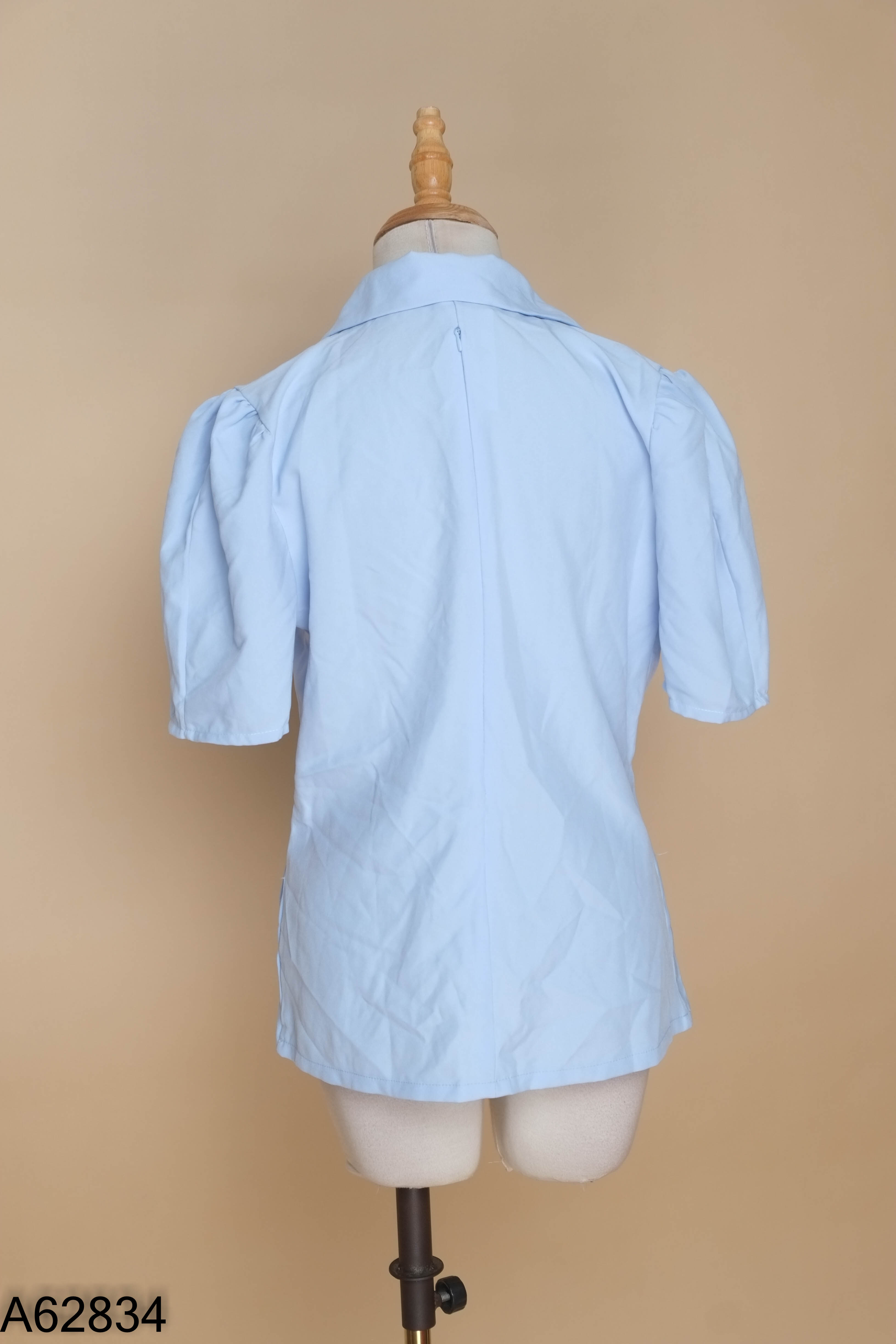 Áo xanh cổ xẻ phối khuy