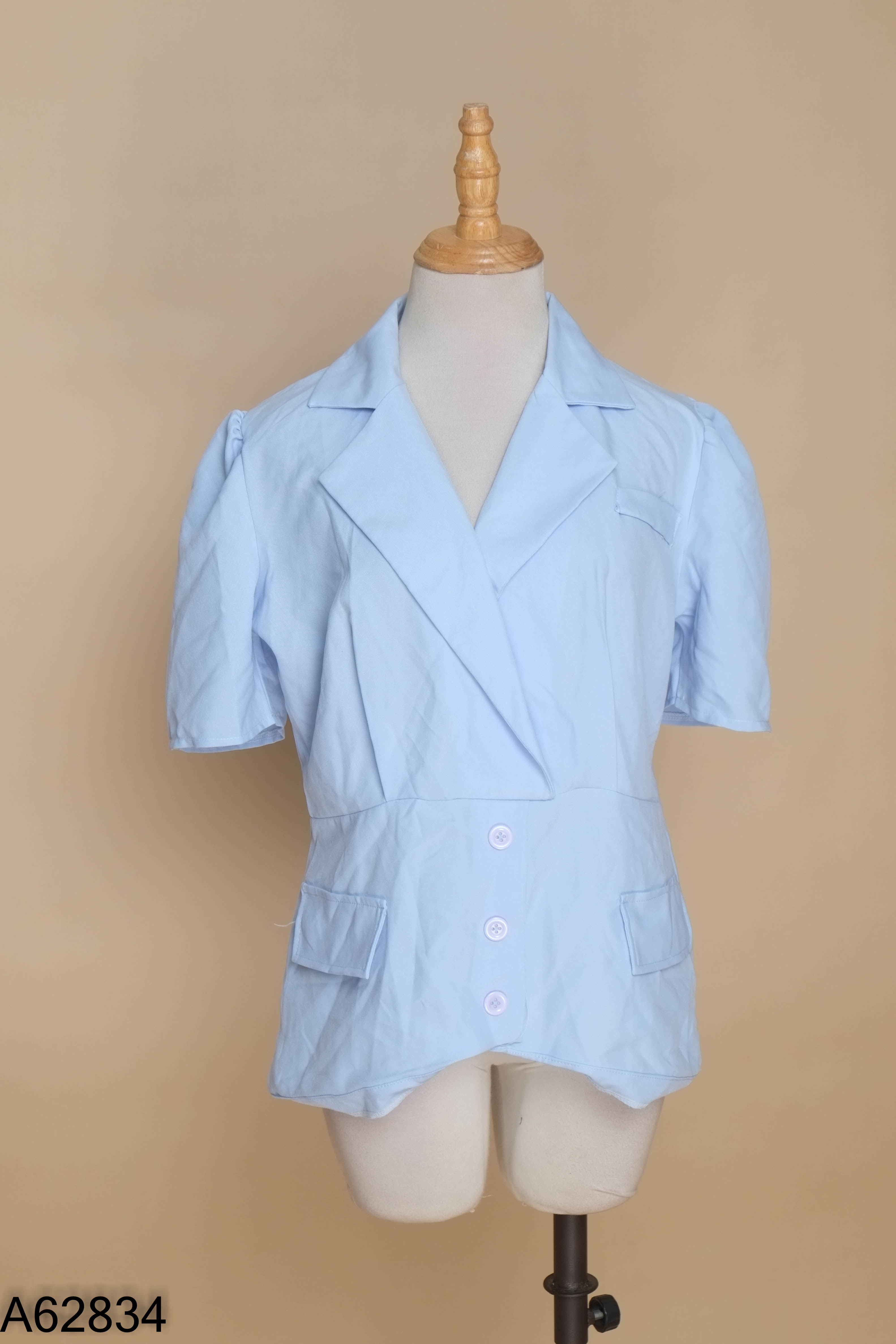 Áo xanh cổ xẻ phối khuy