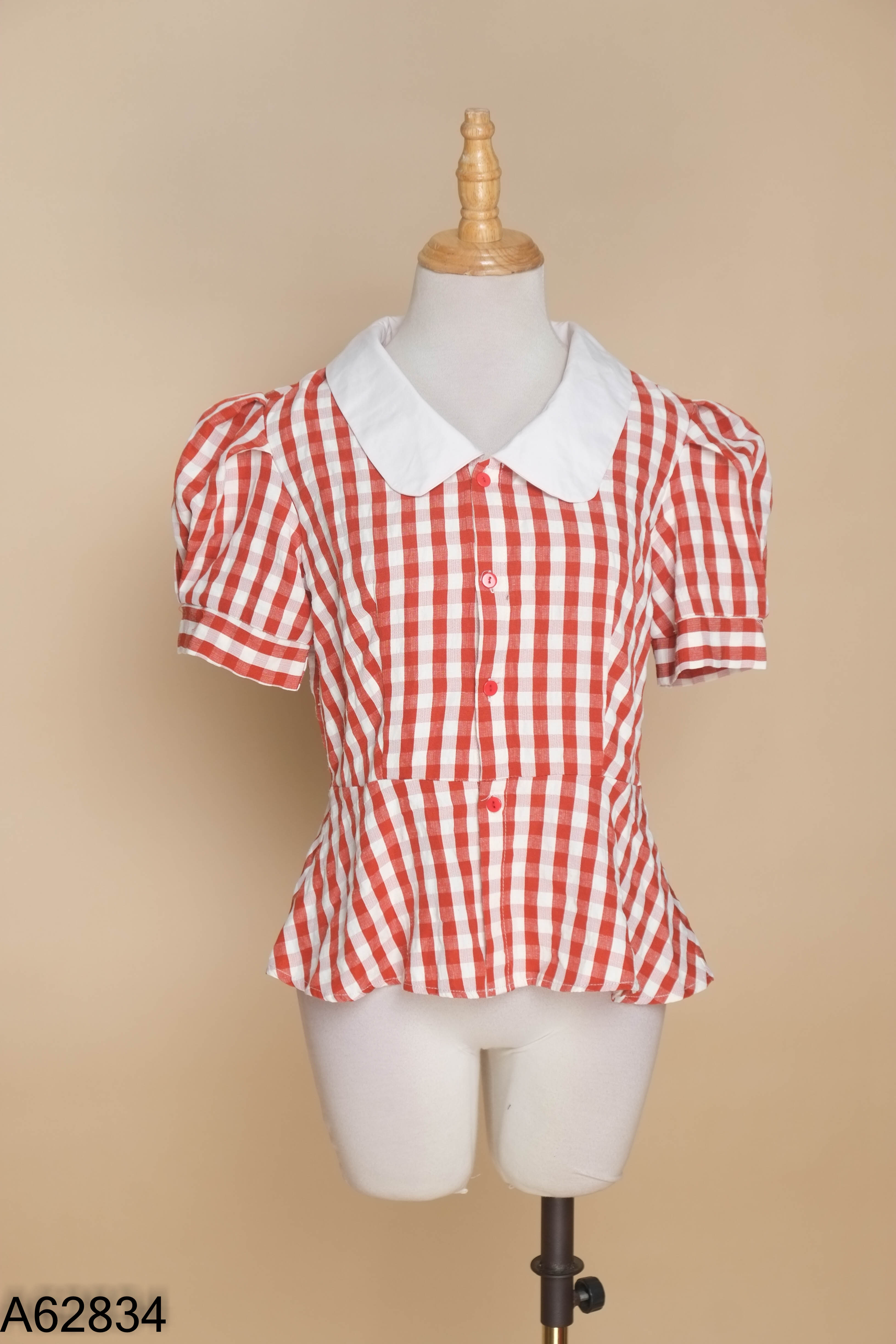 Áo đỏ cổ sen trắng kẻ caro