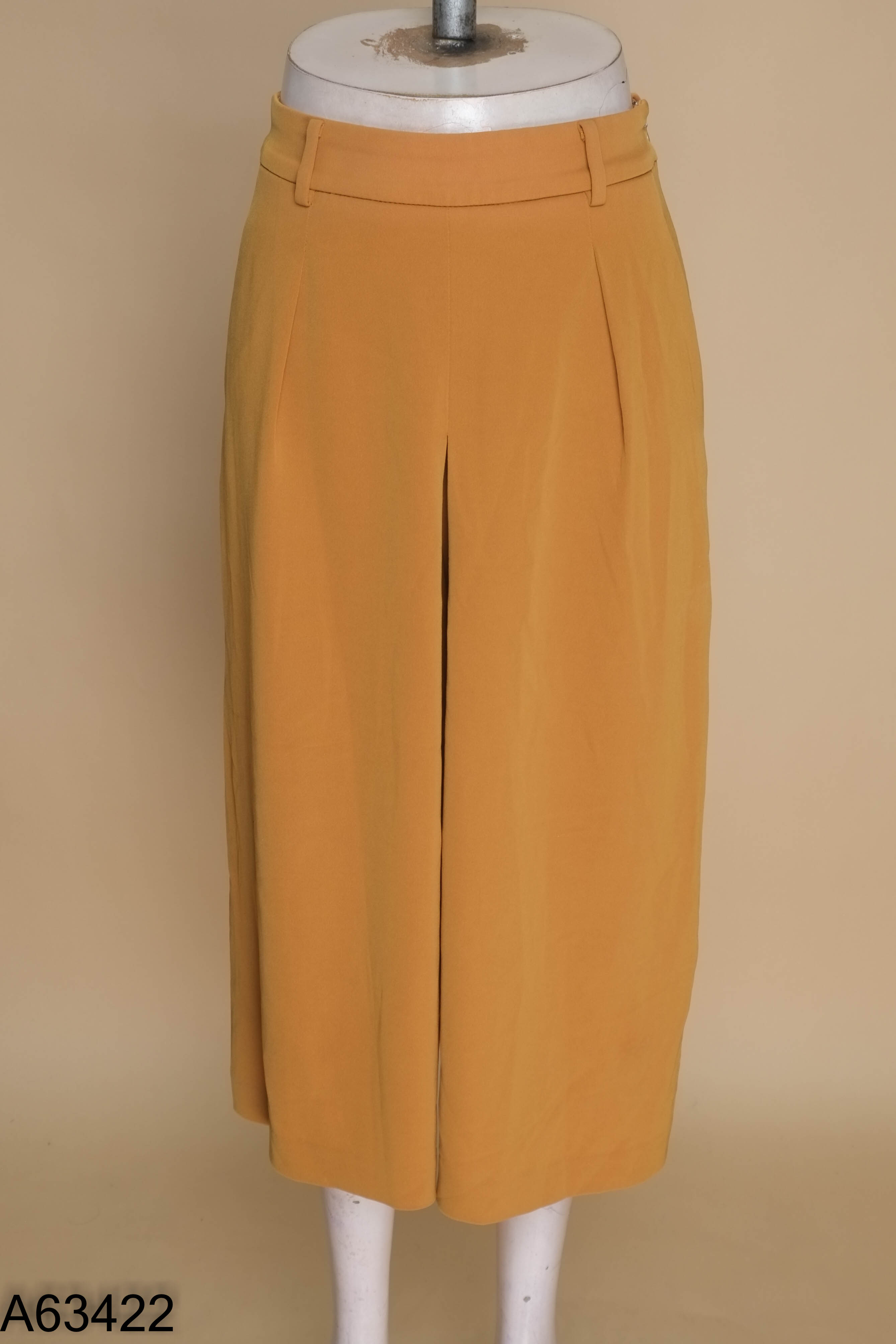 Quần UNIQLO vàng lửng