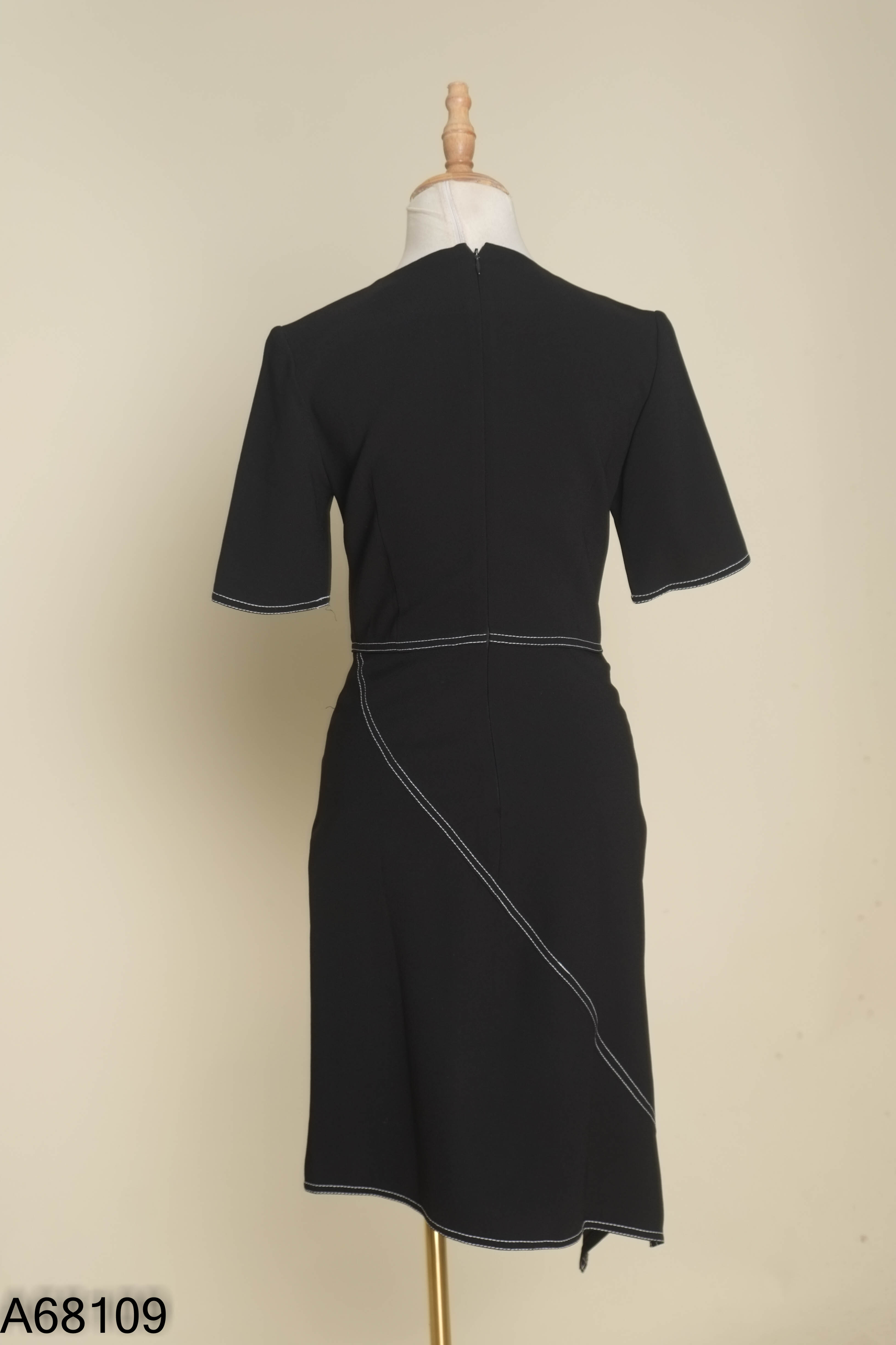 Váy đen IVY MODA viền chỉ trắng