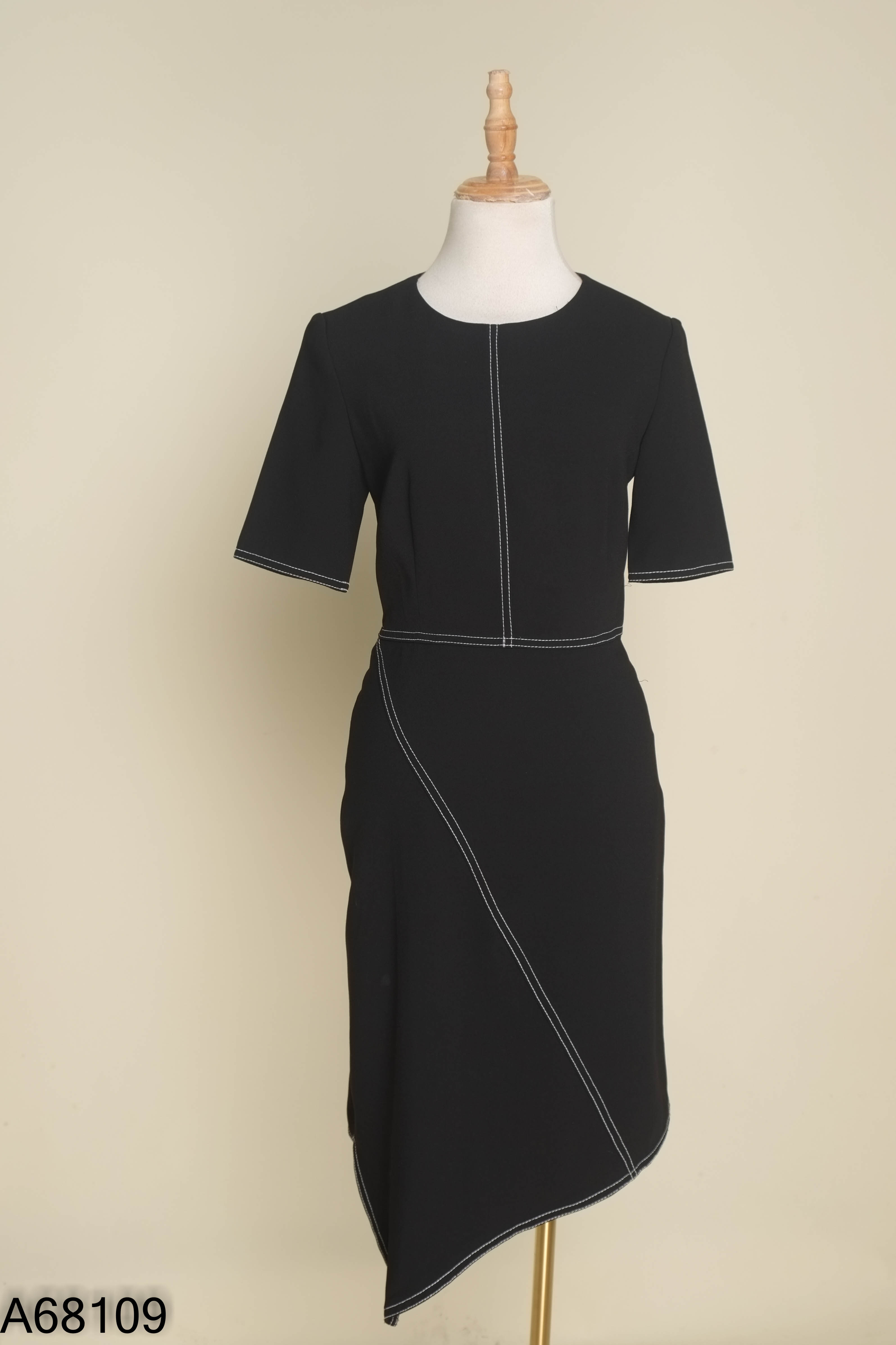 Váy đen IVY MODA viền chỉ trắng