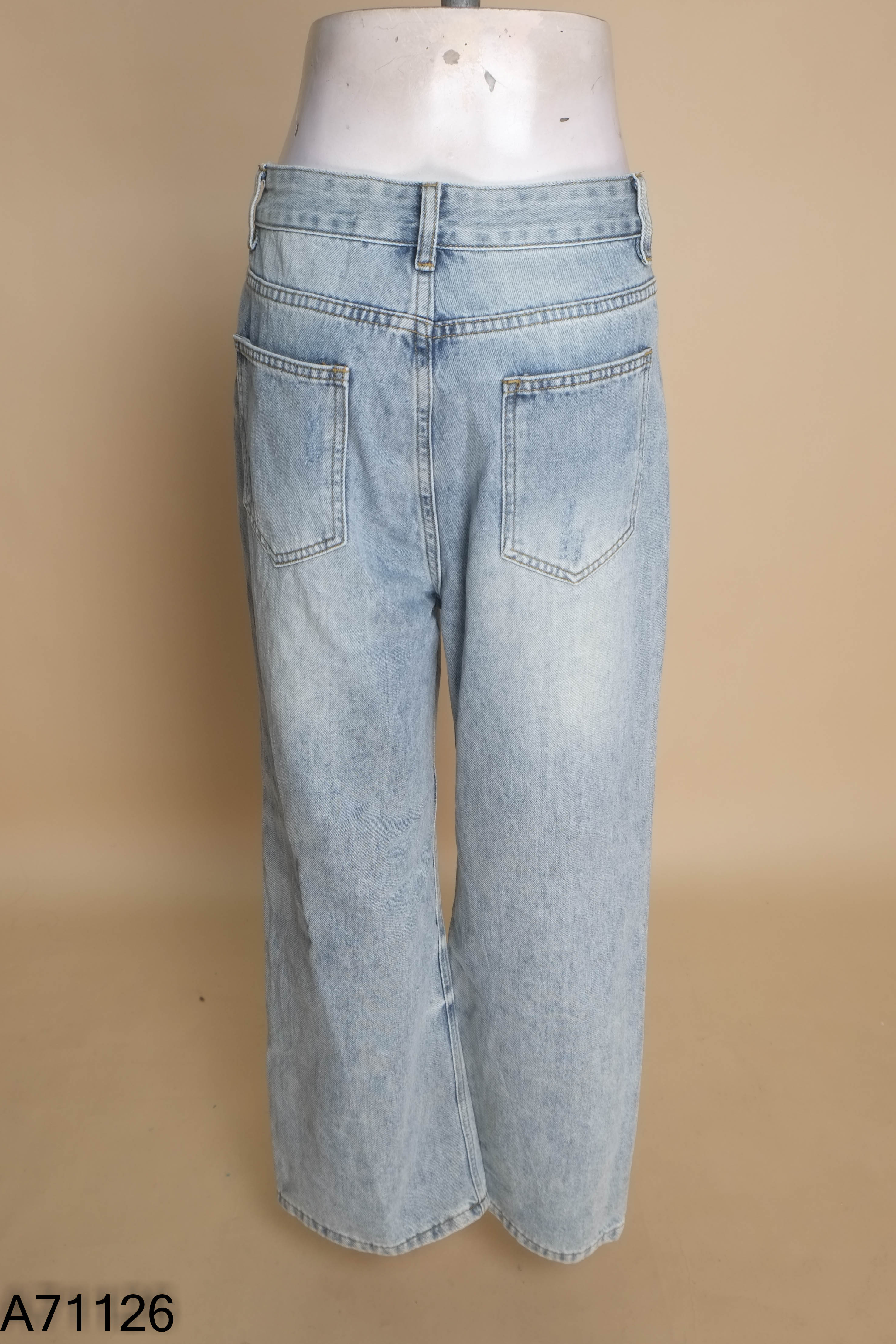 Quần jeans xanh rách