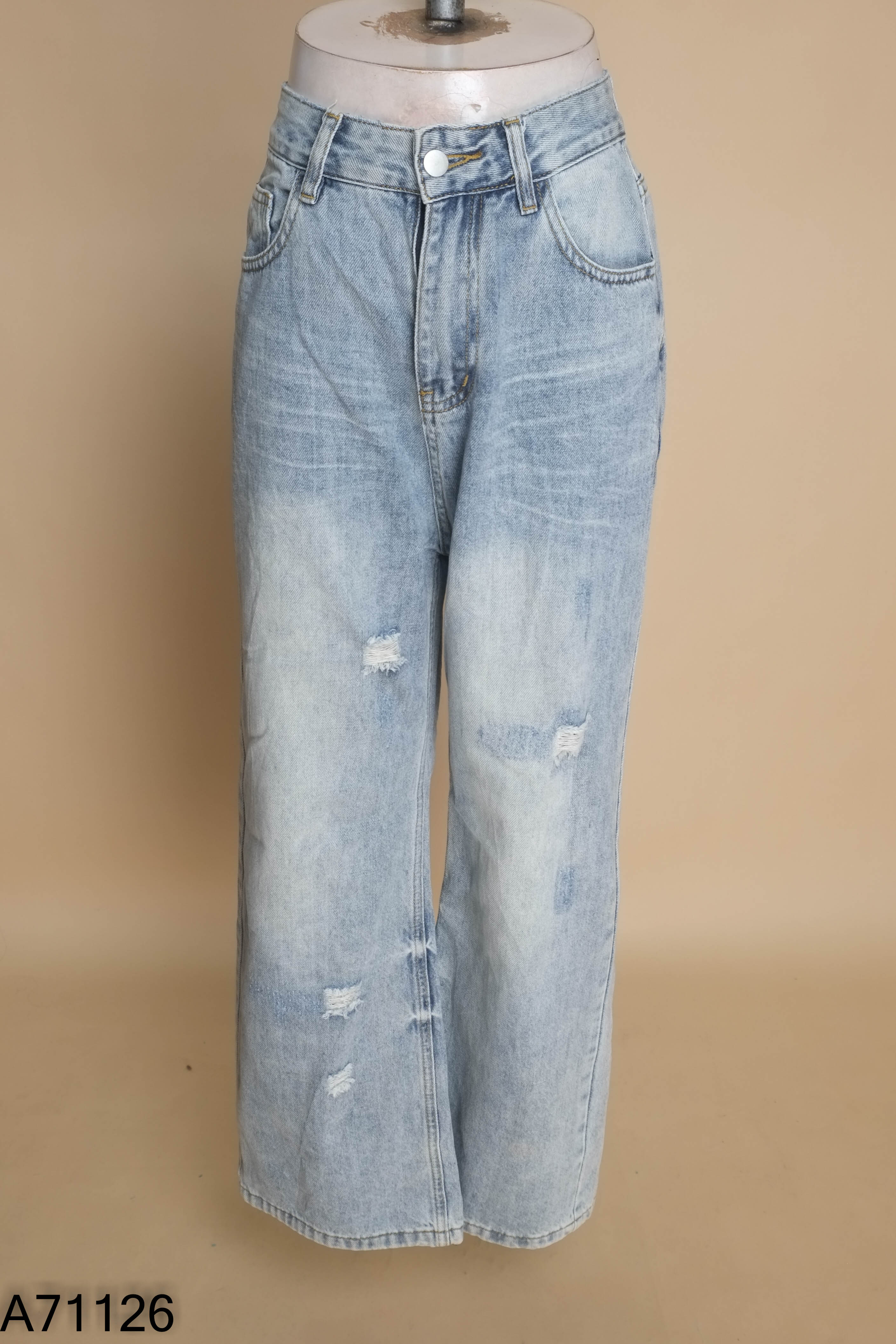 Quần jeans xanh rách