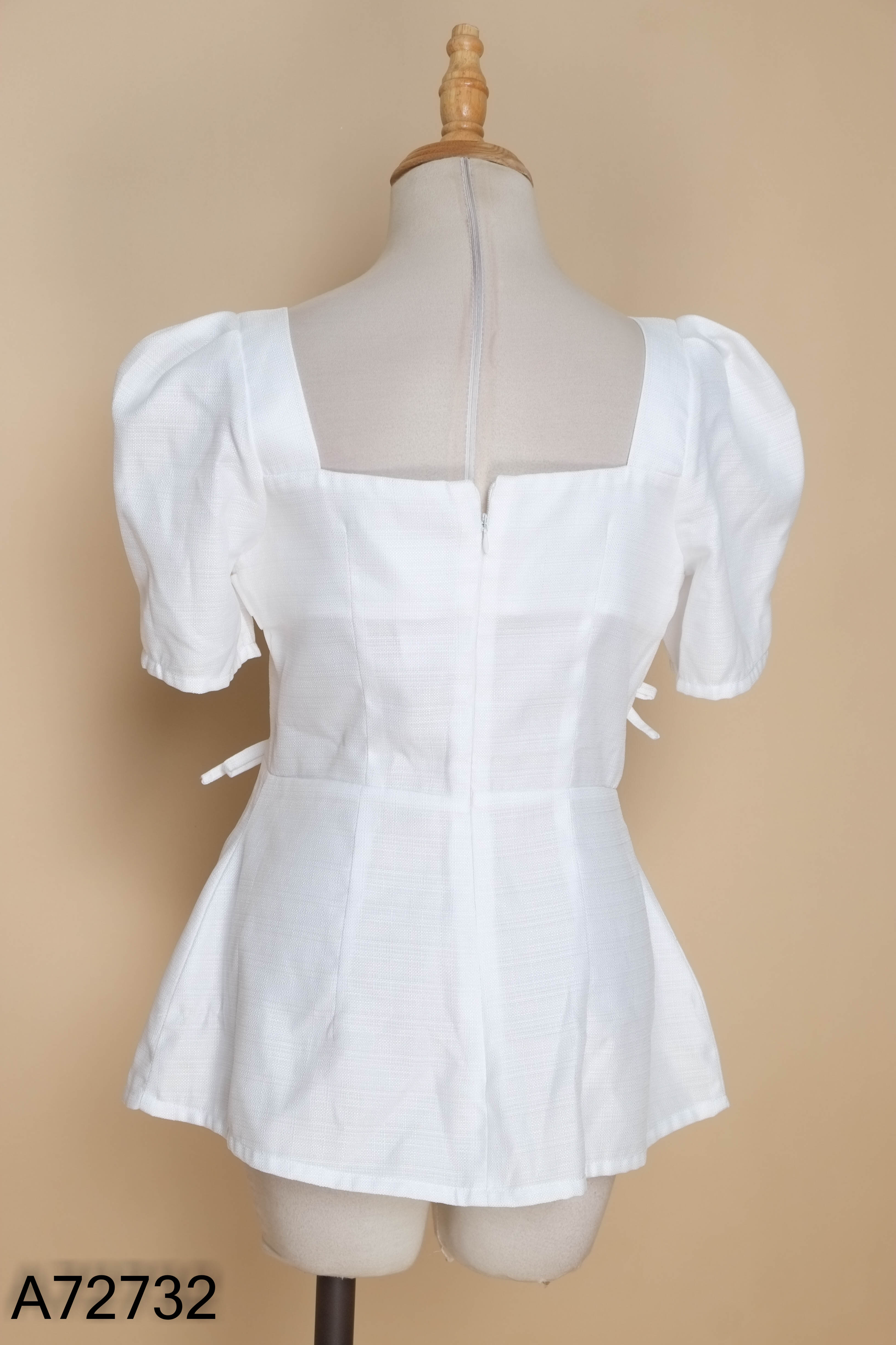 Áo IIS trắng cổ vuông