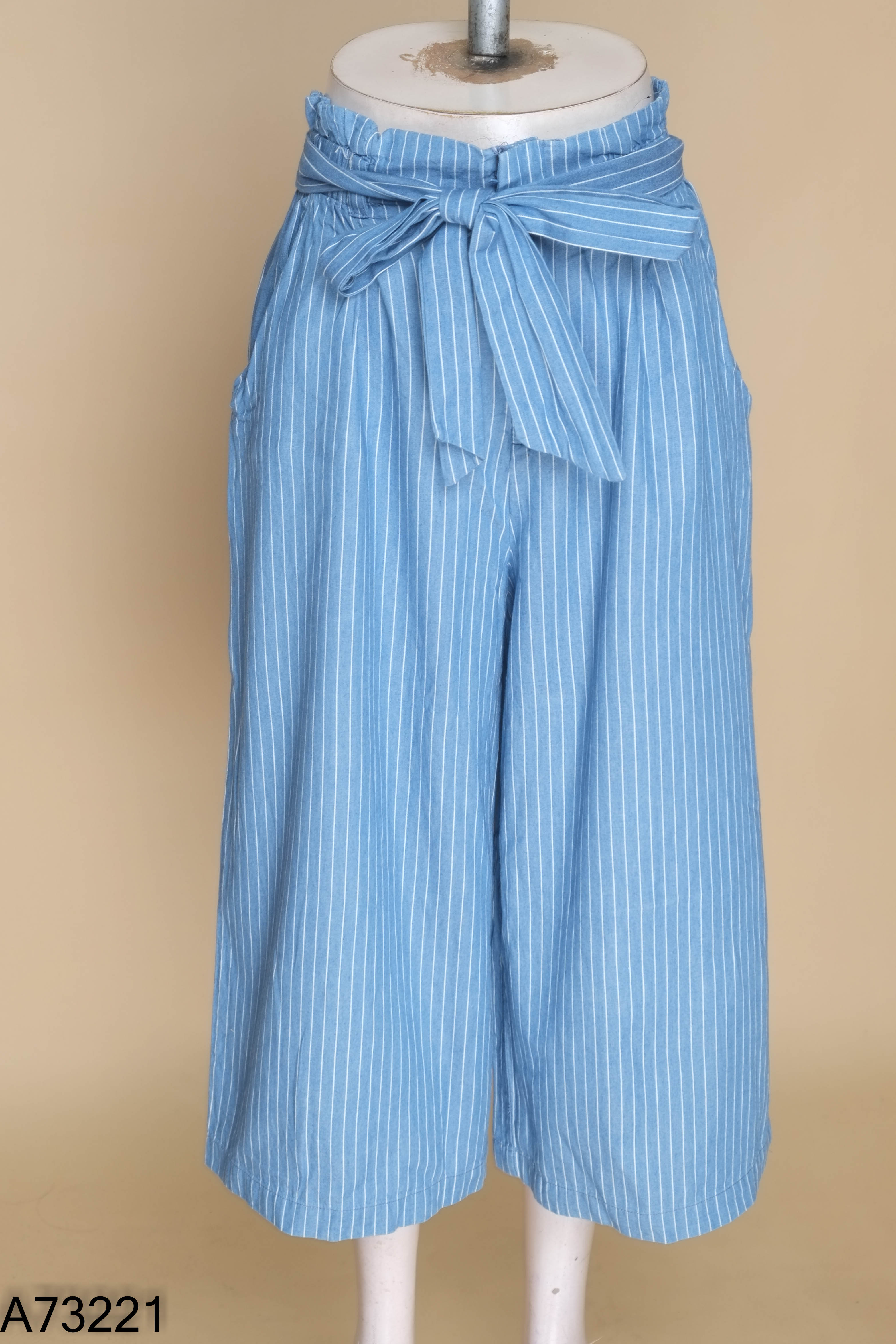 Quần FOREVER 21 xanh sọc phối đai