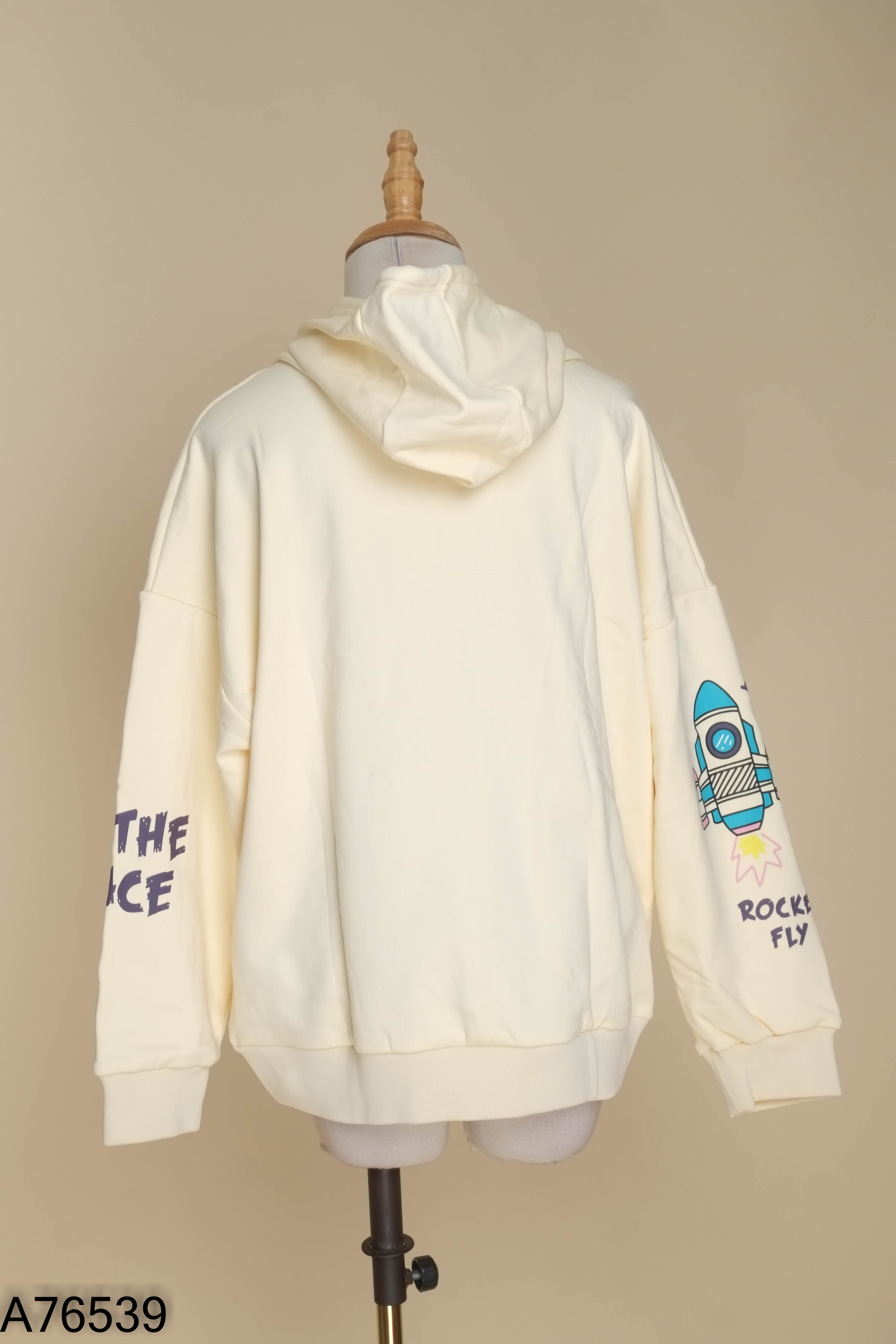 Áo hoodie be in họa tiết
