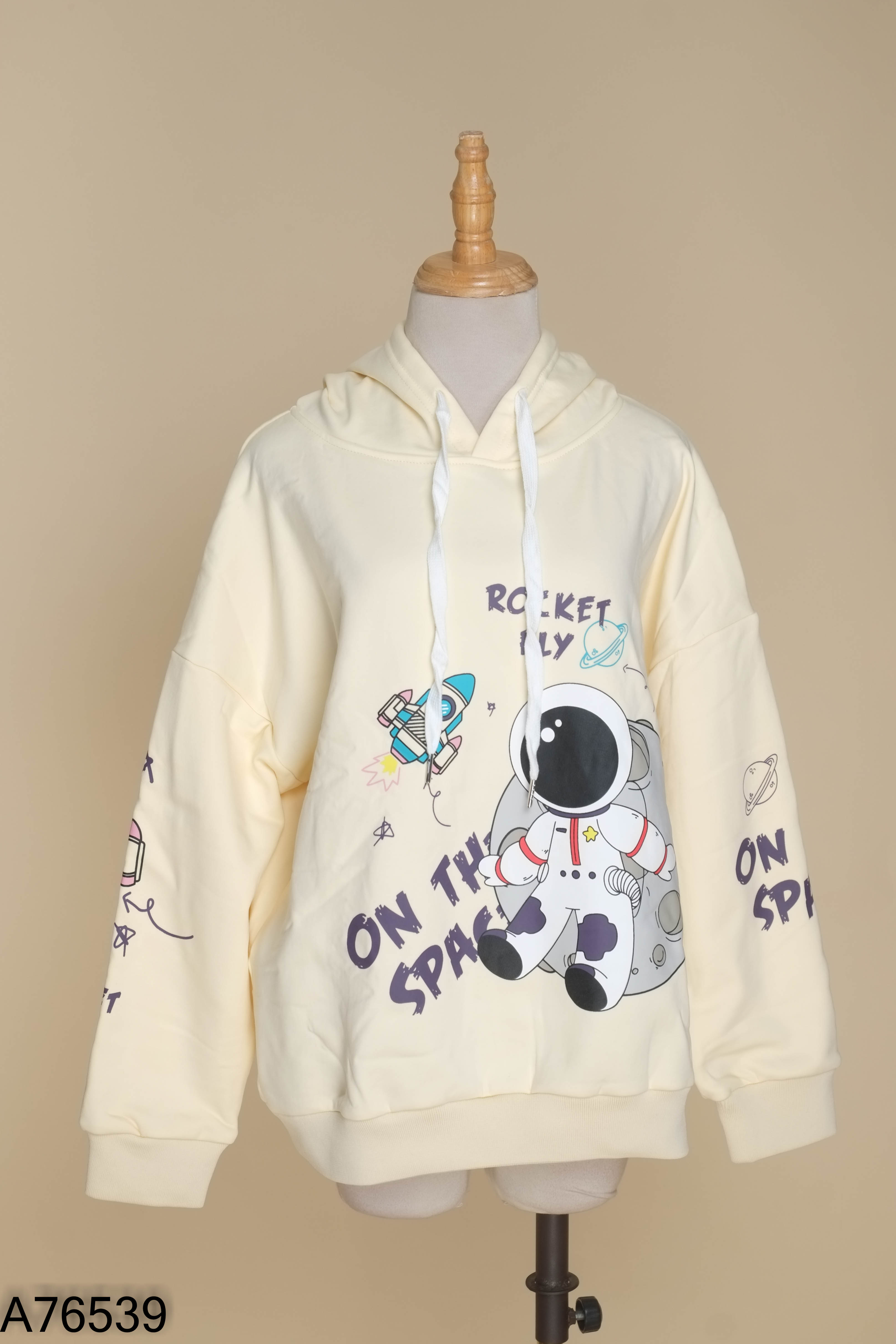 Áo hoodie be in họa tiết