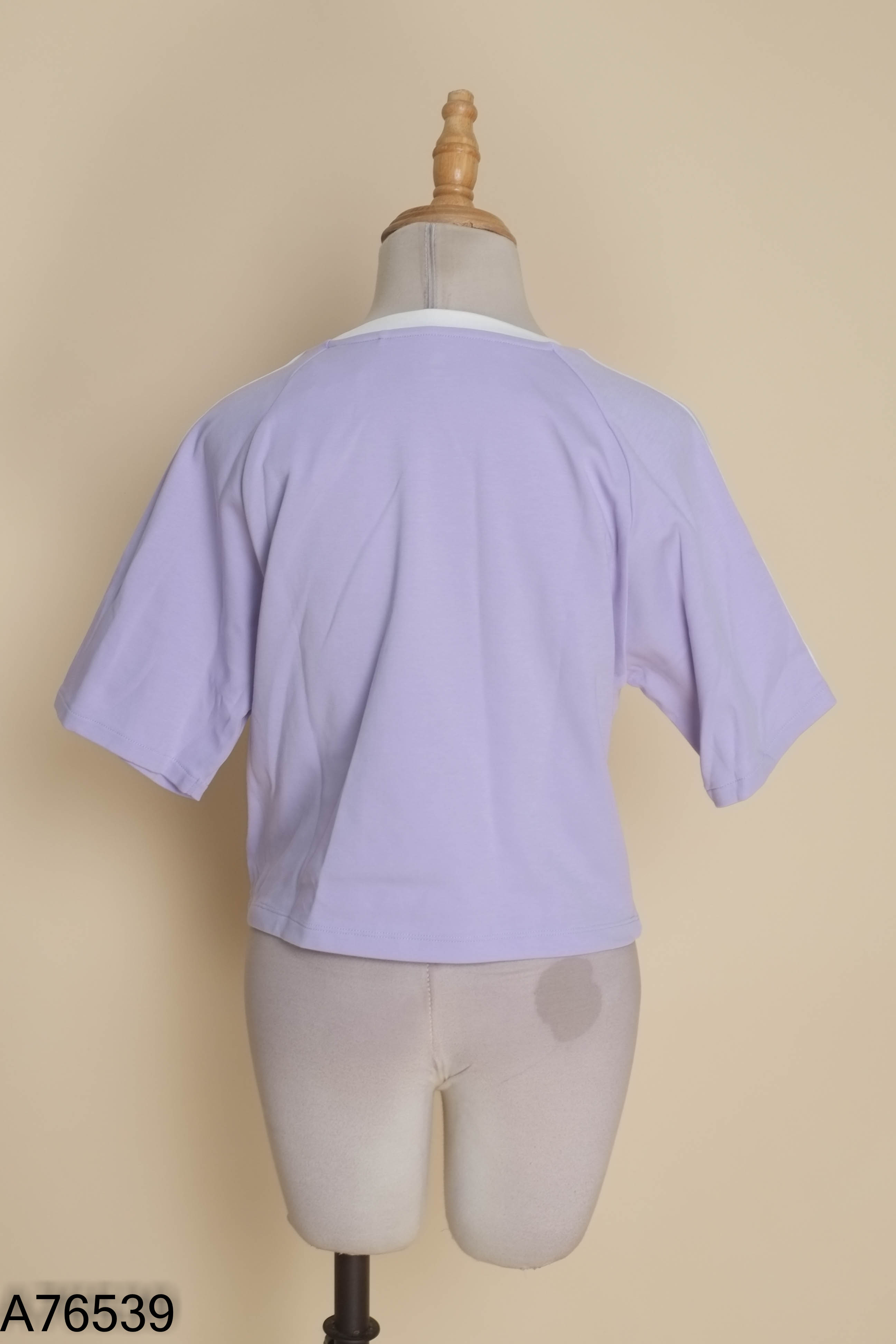 Áo thun UNIQLO tím kẻ trắng