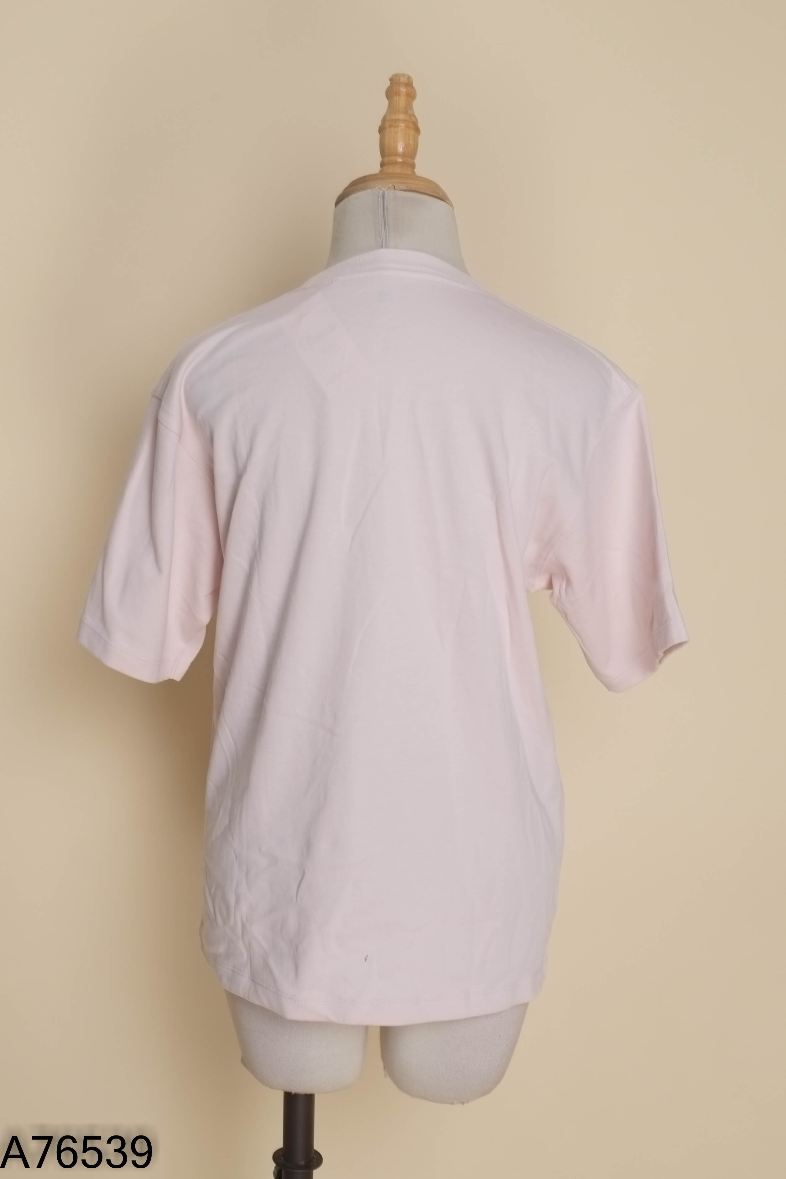 Áo thun UNIQLO hồng in chữ