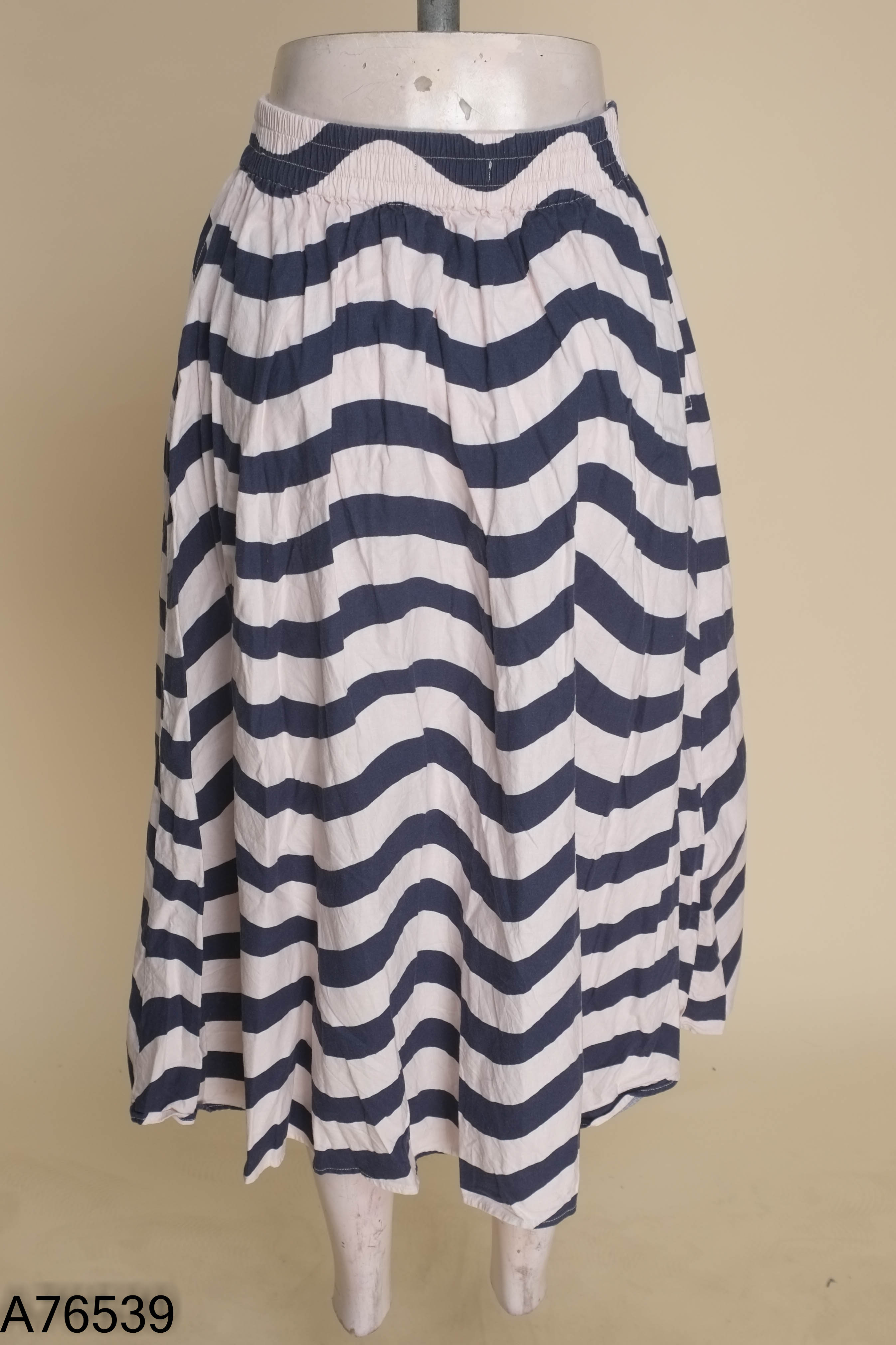 Chân váy UNIQLO hồng mix xanh than