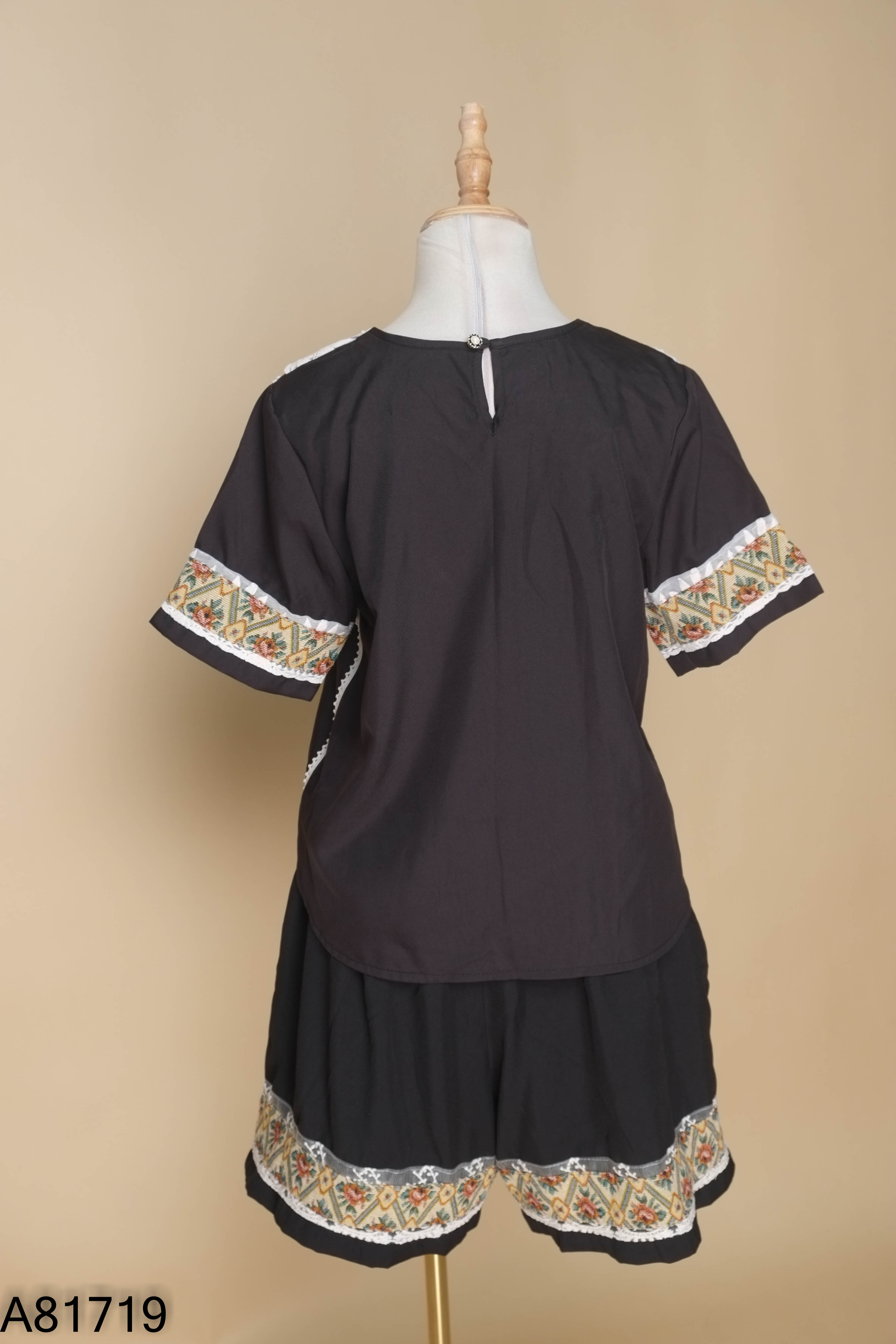 SET Áo đen phối be họa tiết+ quần shorts