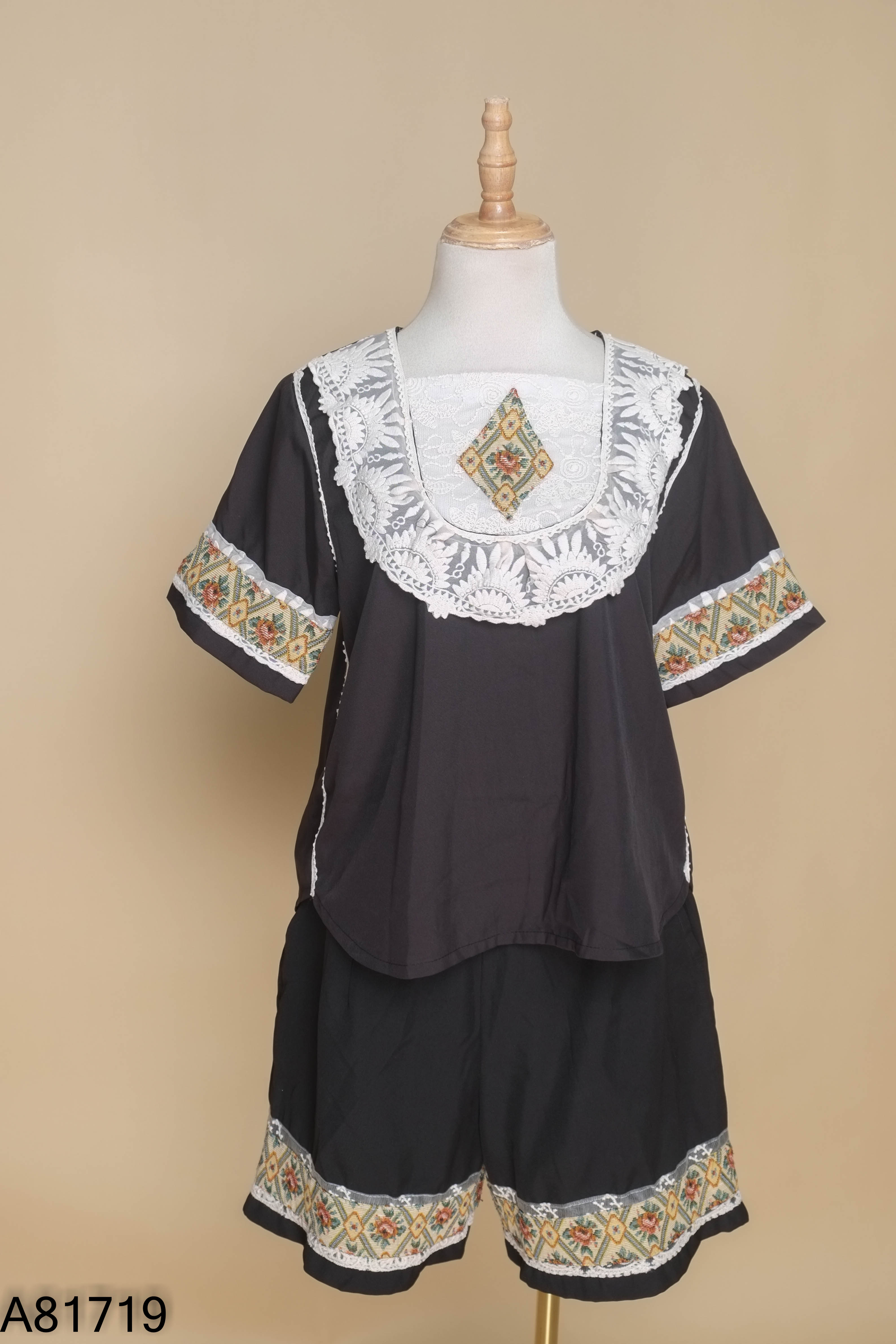 SET Áo đen phối be họa tiết+ quần shorts