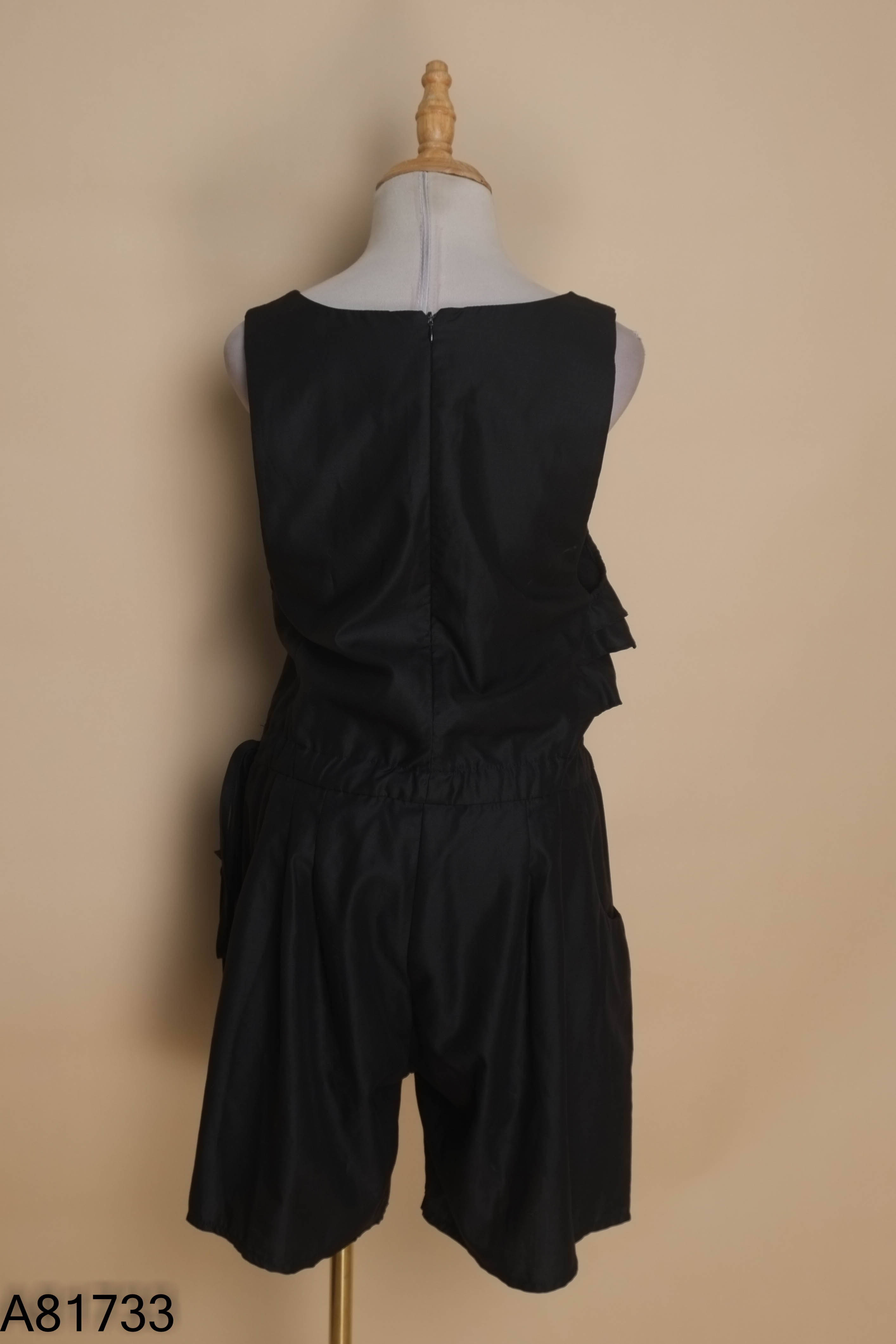 Jumpsuit đen gile phối bèo