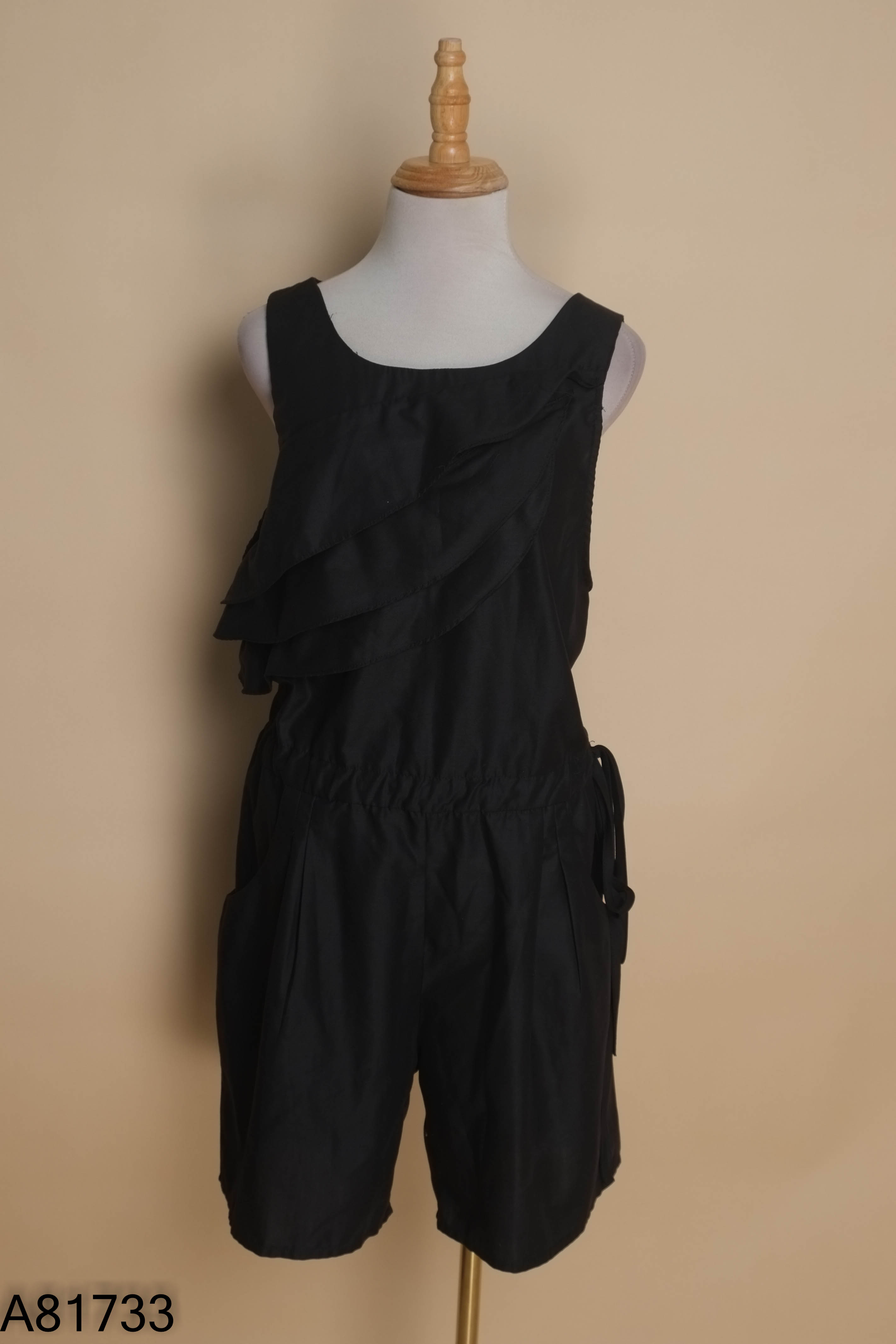 Jumpsuit đen gile phối bèo