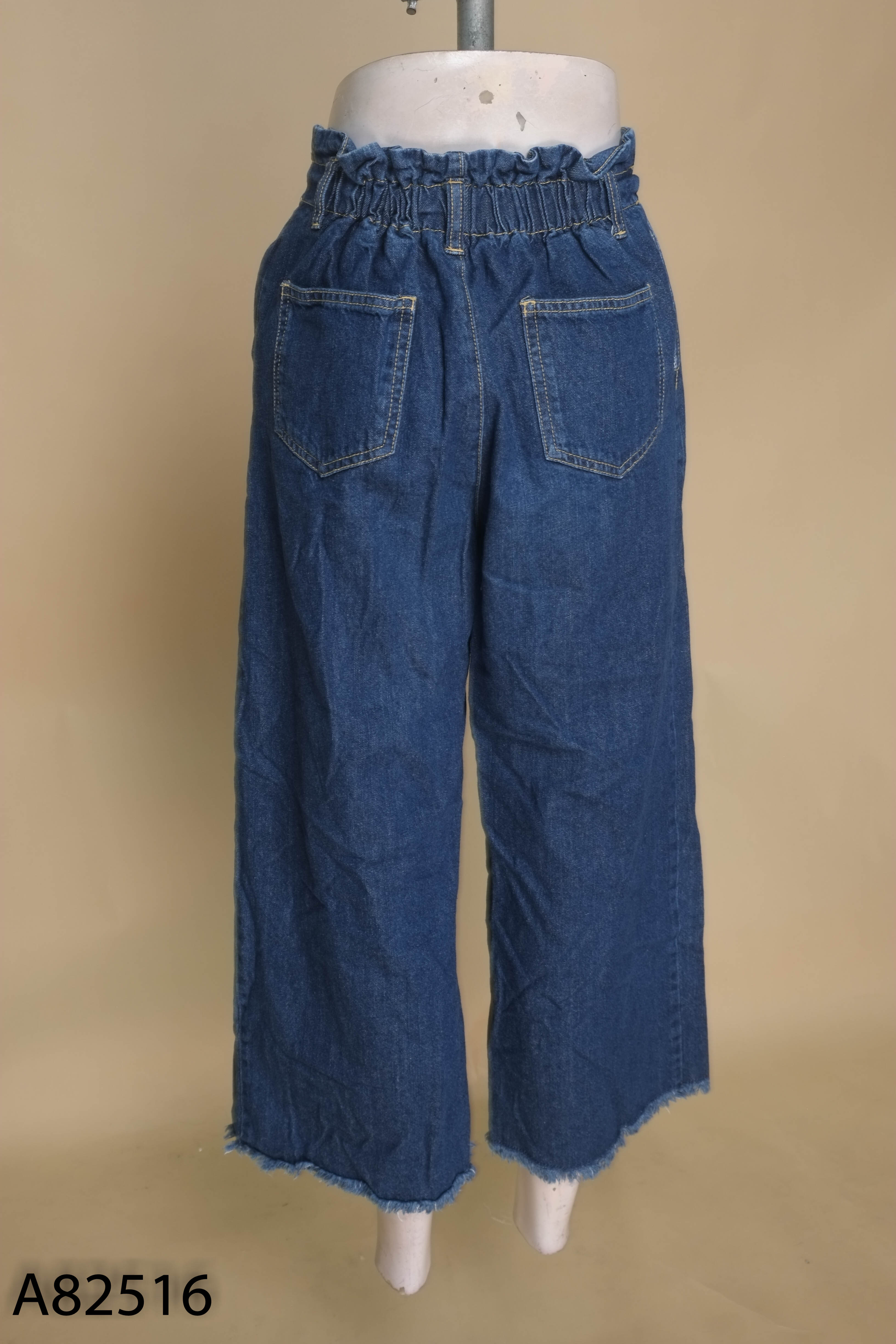 Quần jeans xanh ống rộng viền rua