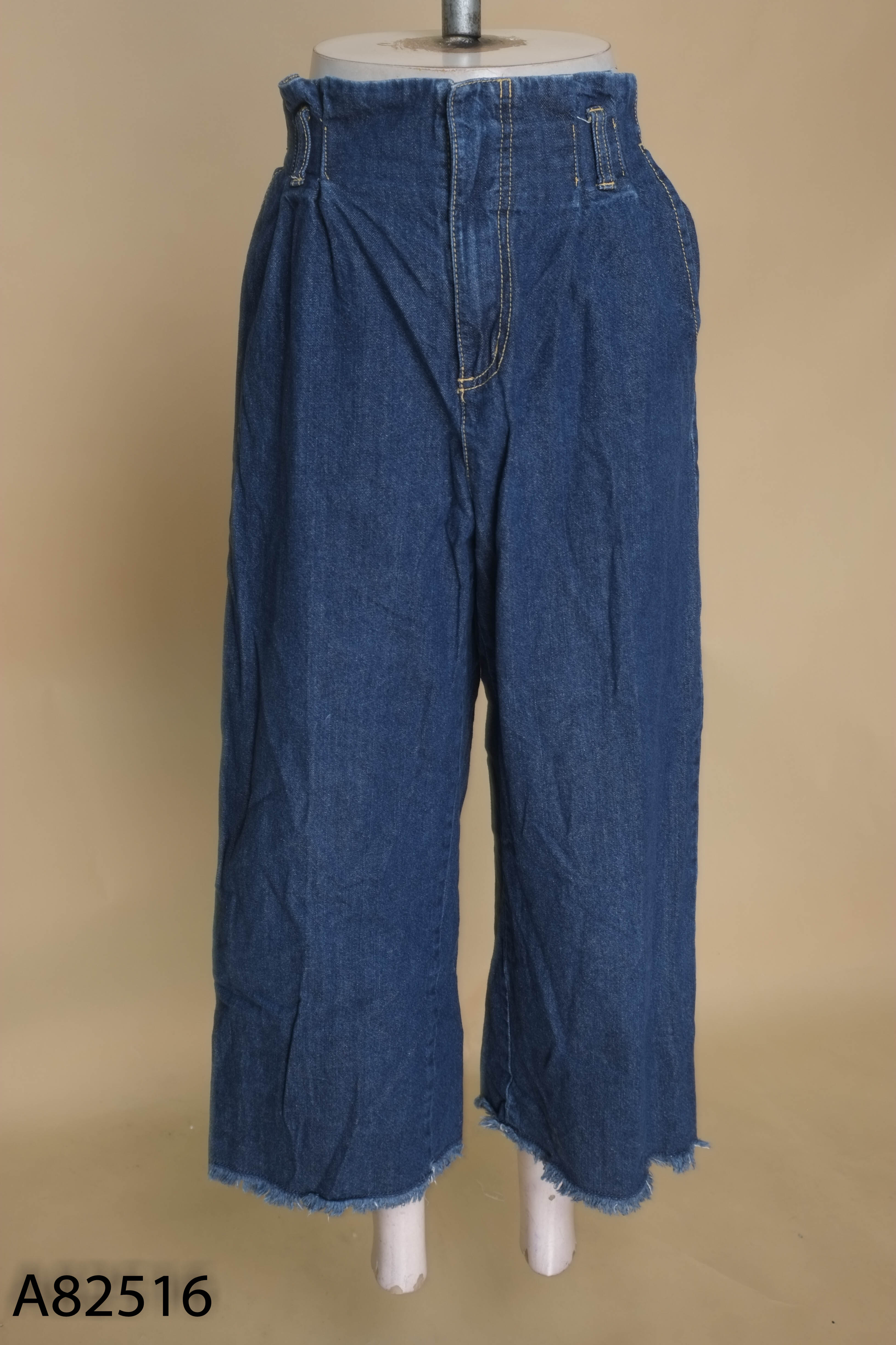 Quần jeans xanh ống rộng viền rua
