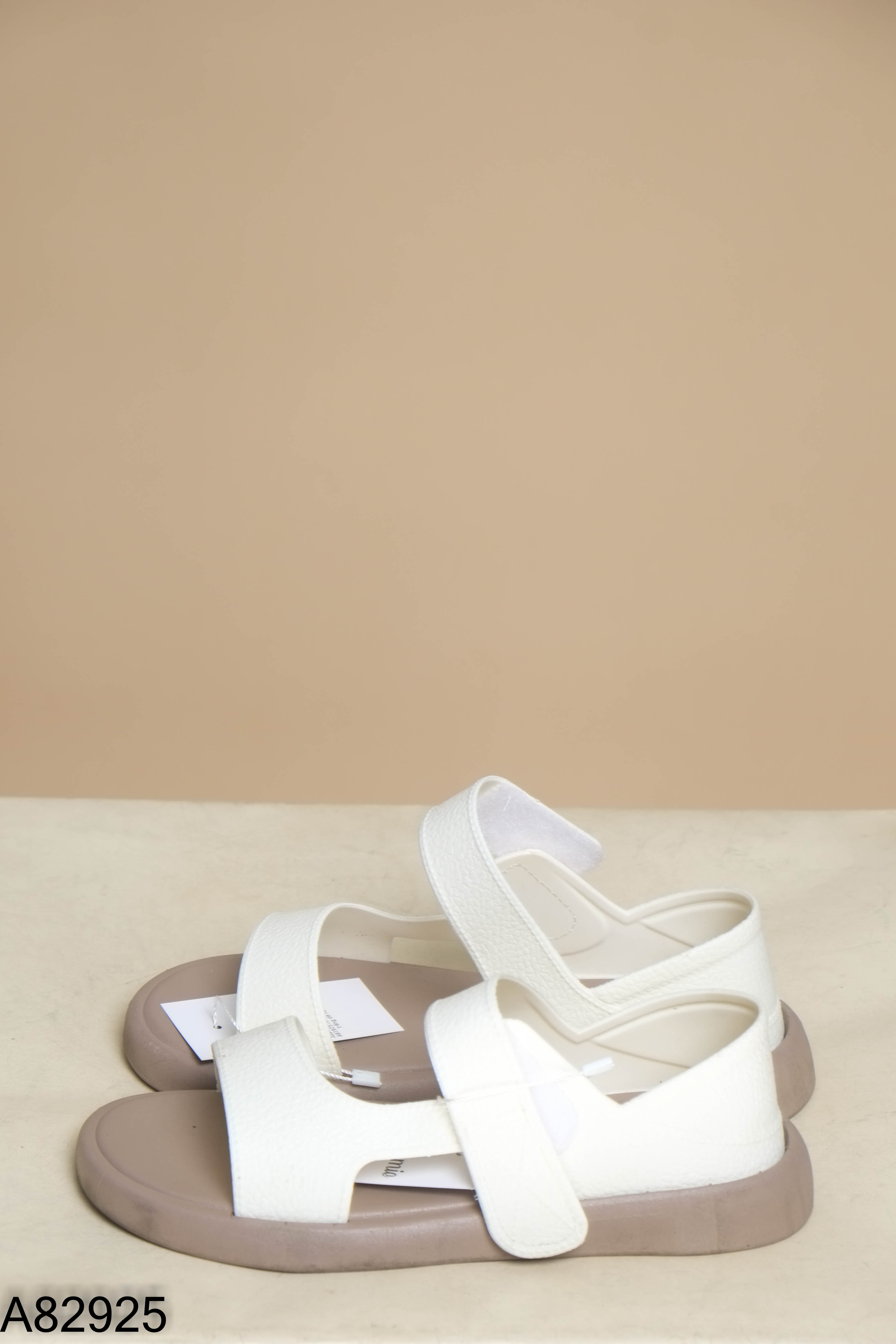 Dép sandals trắng đế nâu