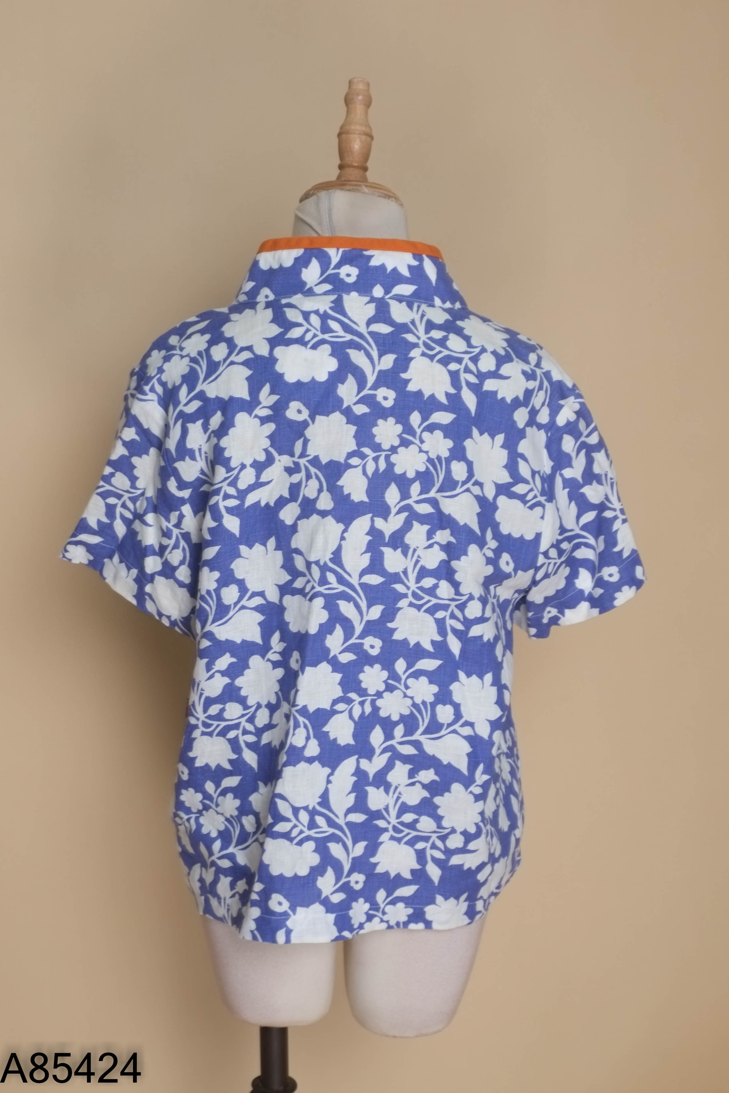 Áo linen xanh họa tiết hoa