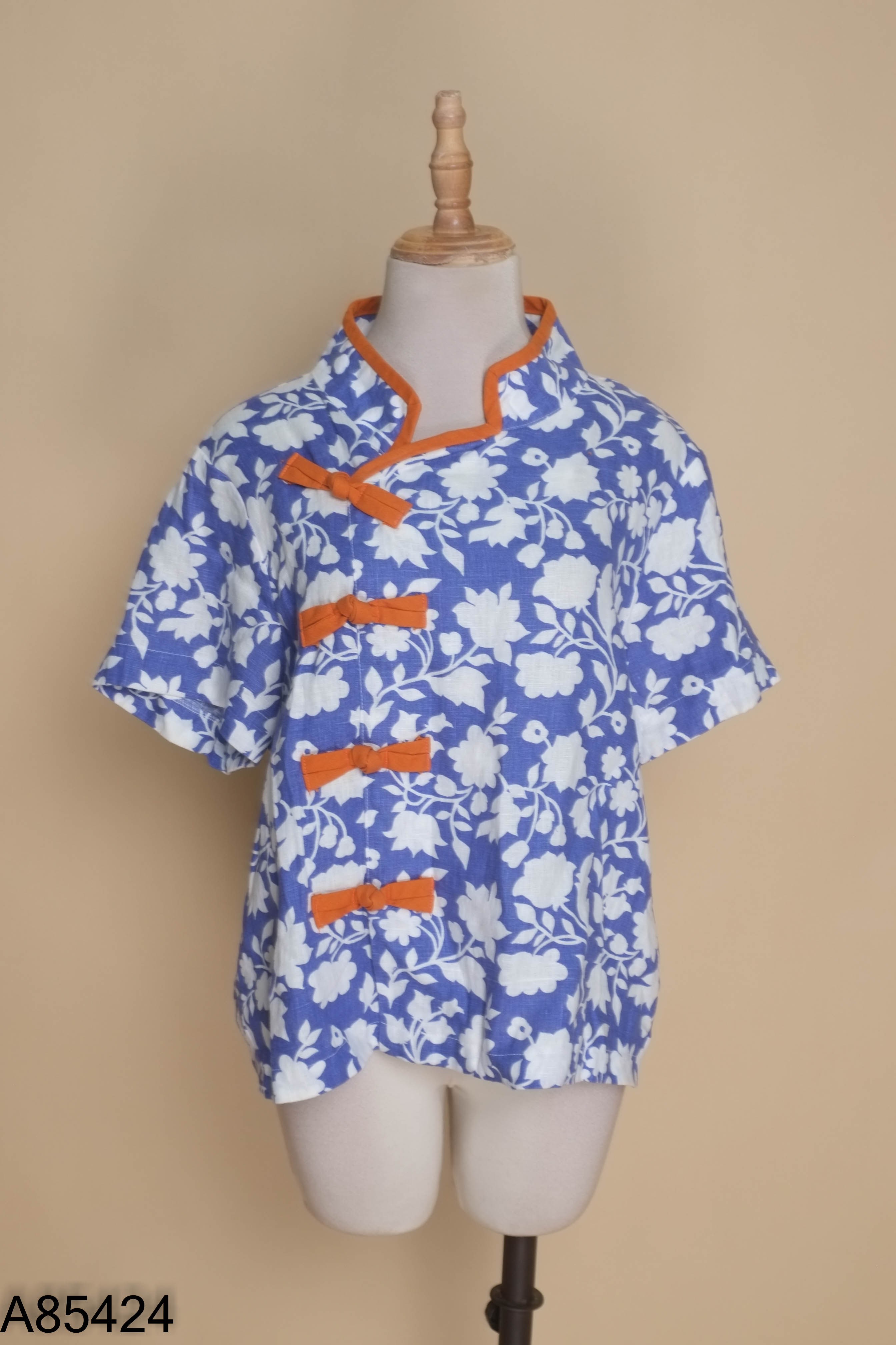 Áo linen xanh họa tiết hoa