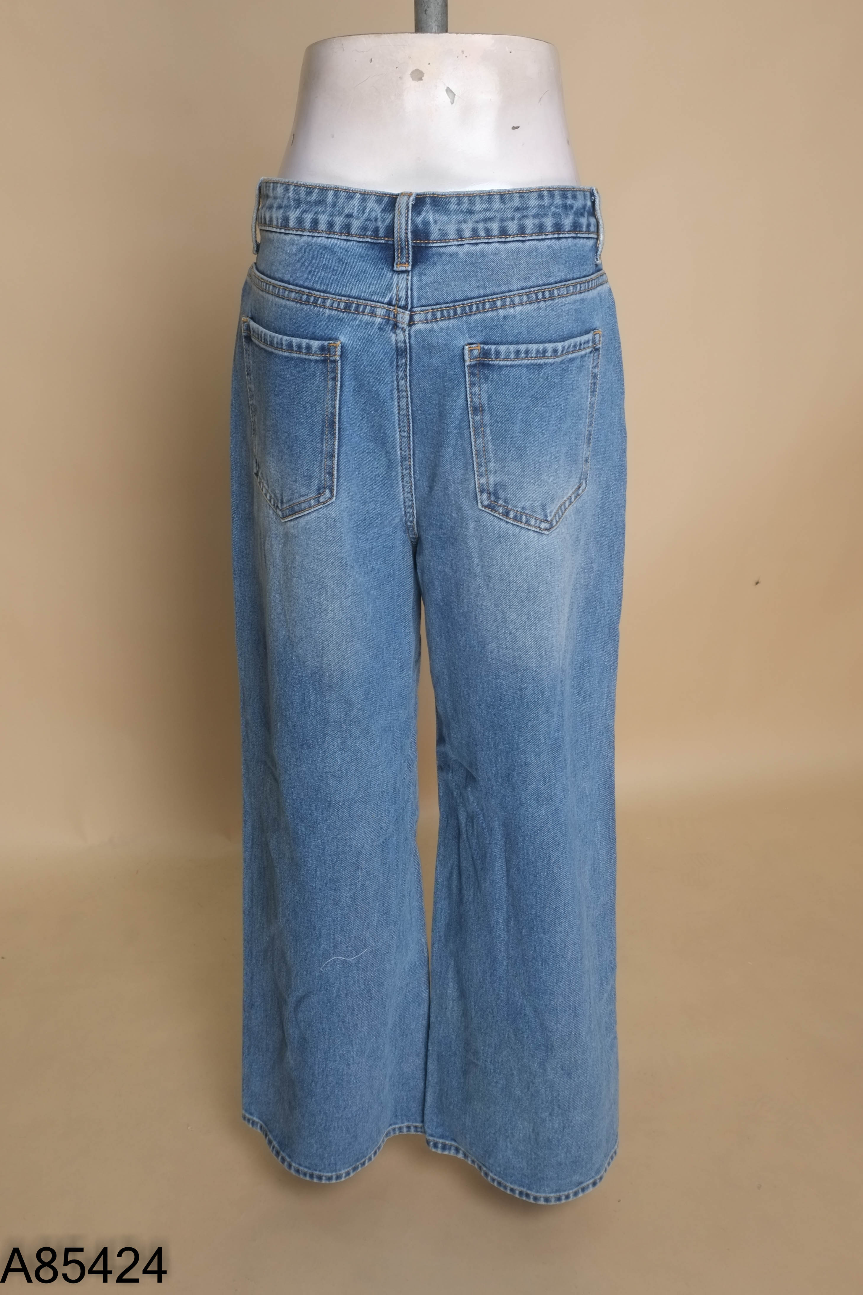 Quần jeans xanh suông