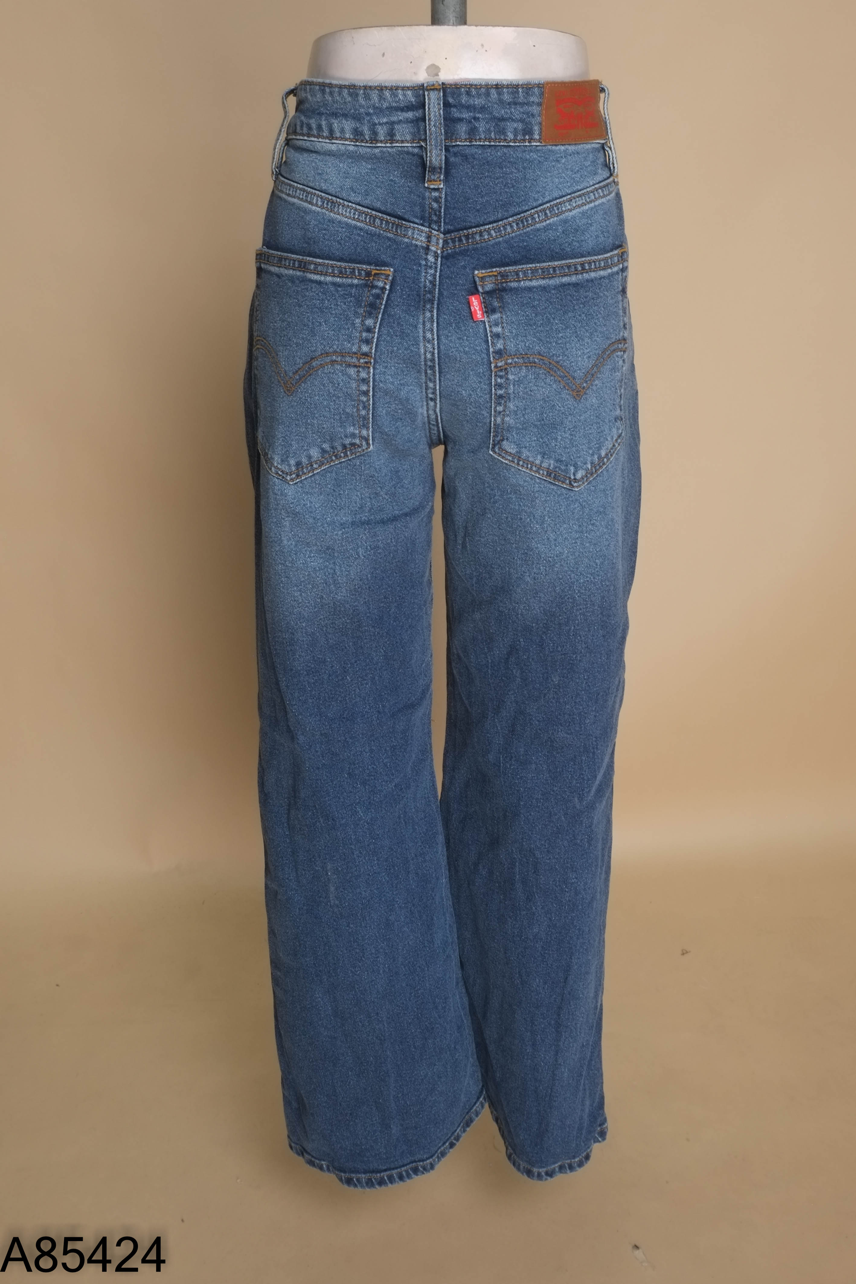 Quần jeans xanh ống loe