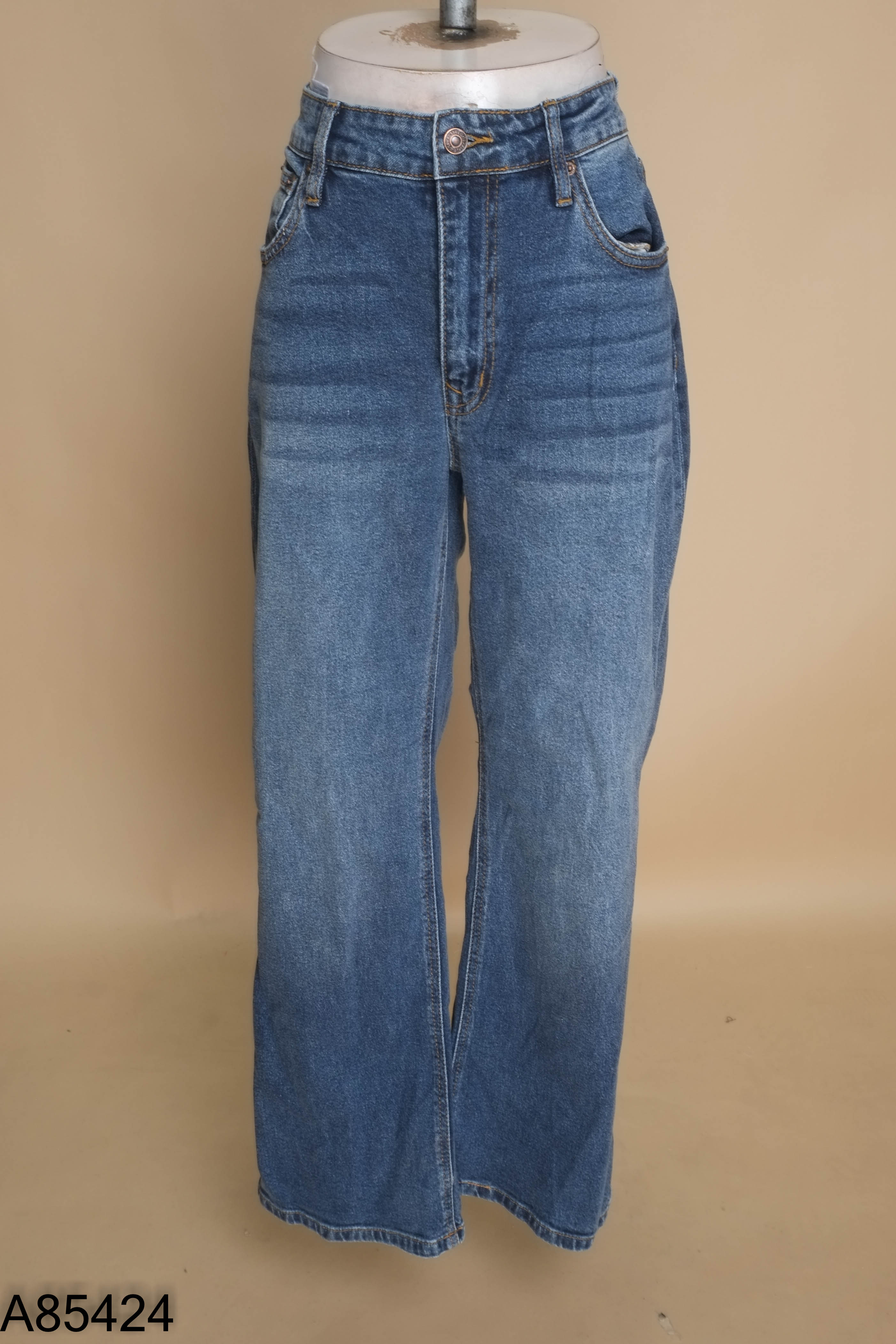 Quần jeans xanh ống loe