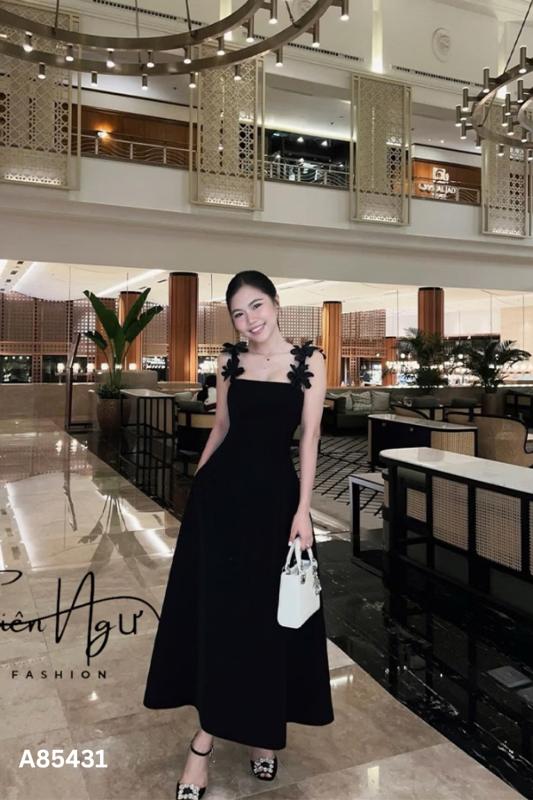 Váy đen dáng dài hai dây đính hoa