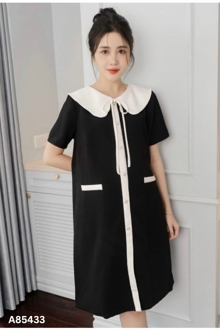 Váy đen phối cổ trắng cúc ngọc