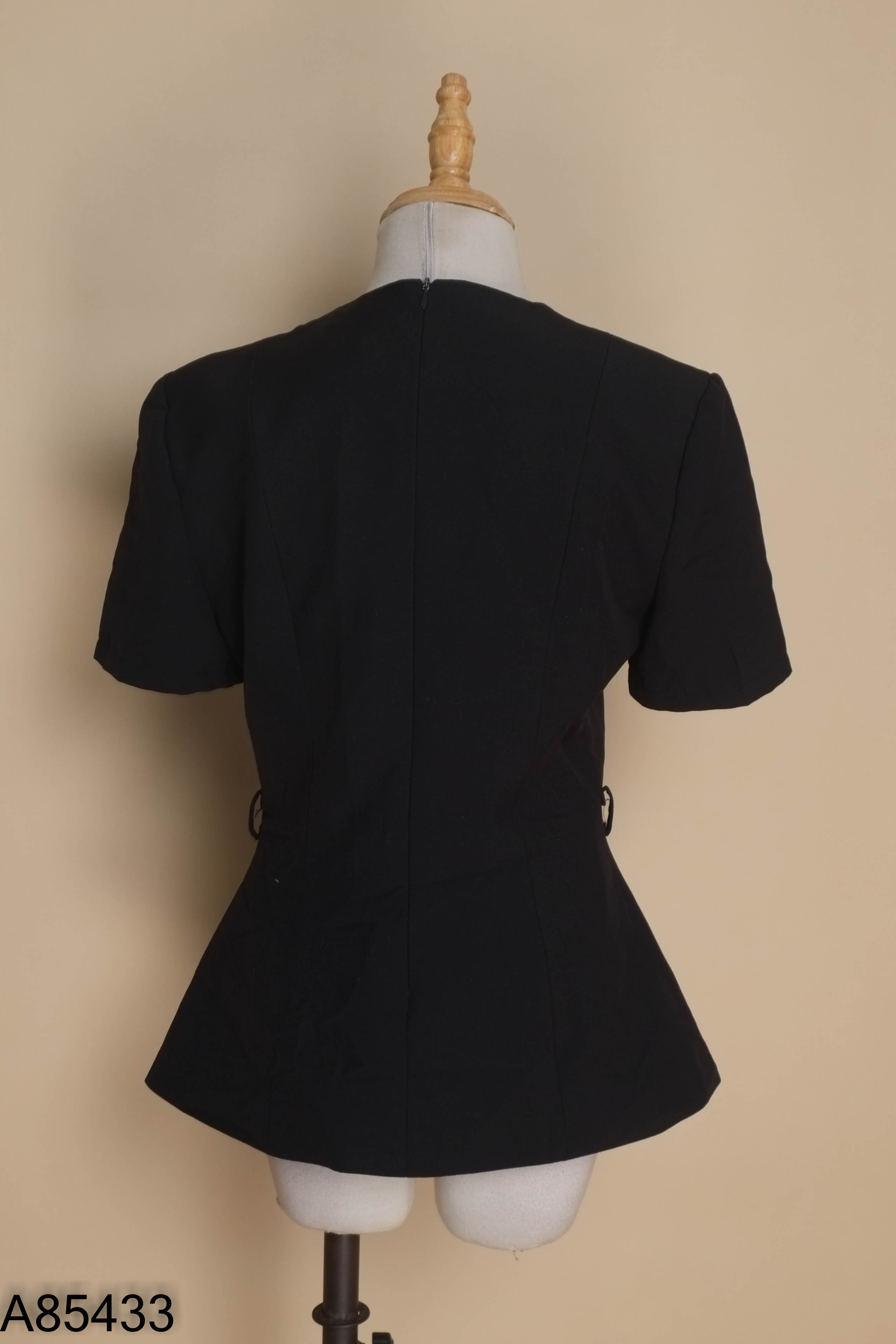 Áo đen ME DESIGN cổ V