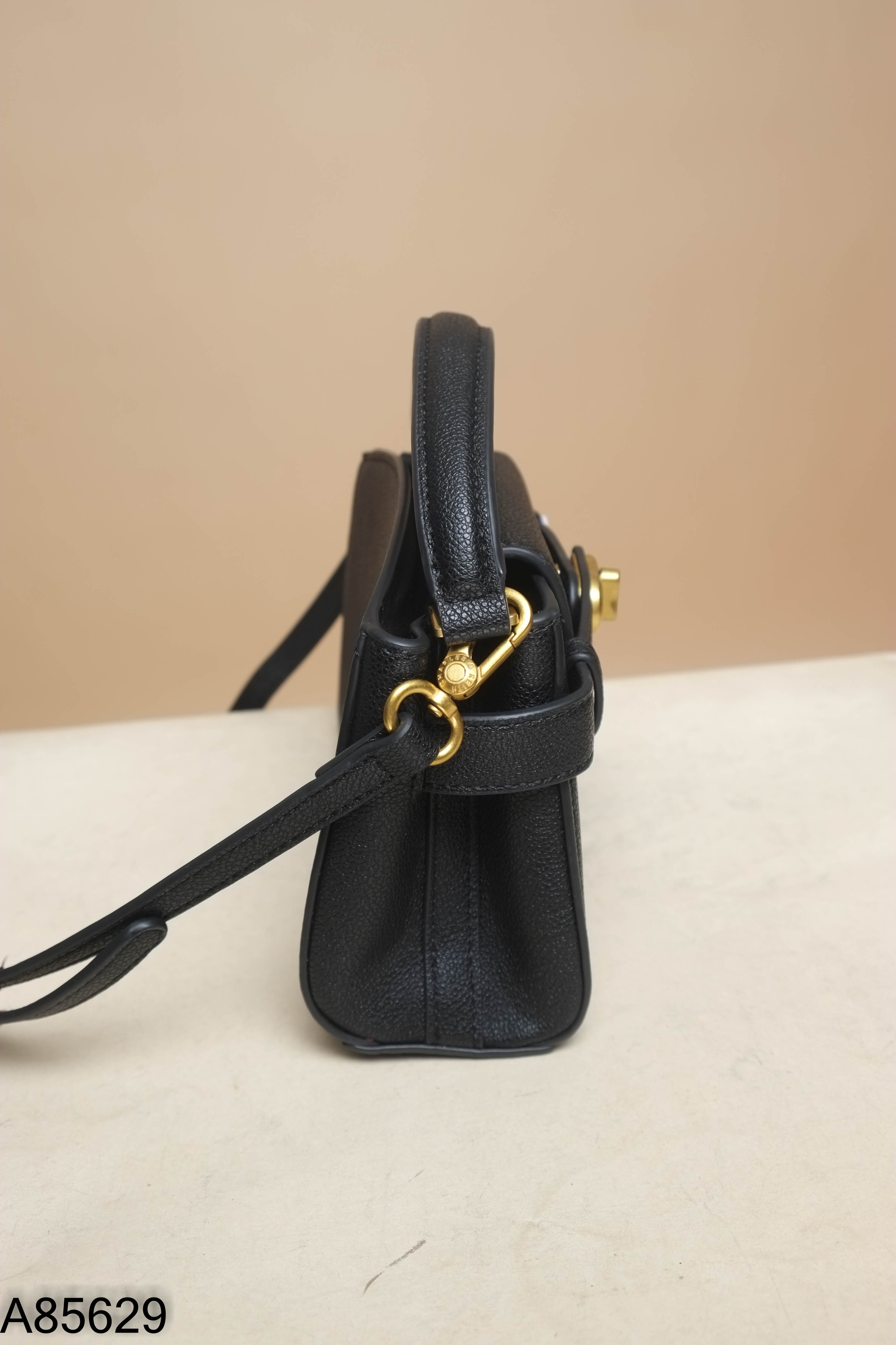 Túi xách CHARLES & KEITH đen