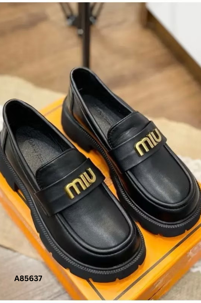 Giày loafer đen phối kim loại