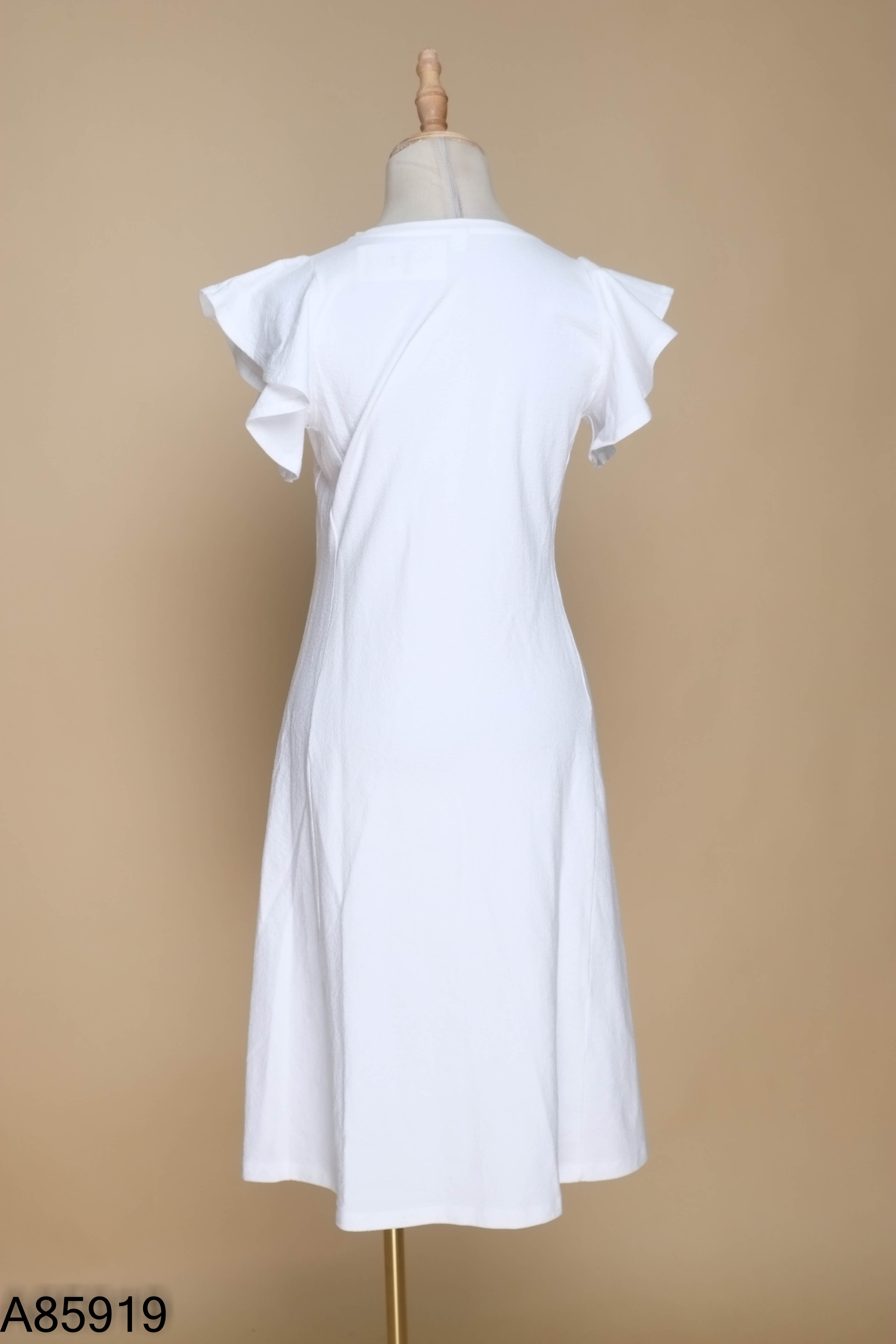 Váy UNIQLO trắng suông