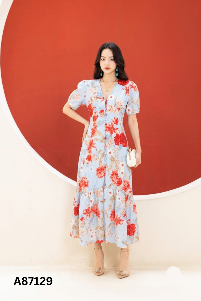 Váy xanh họa tiết hoa đỏ
