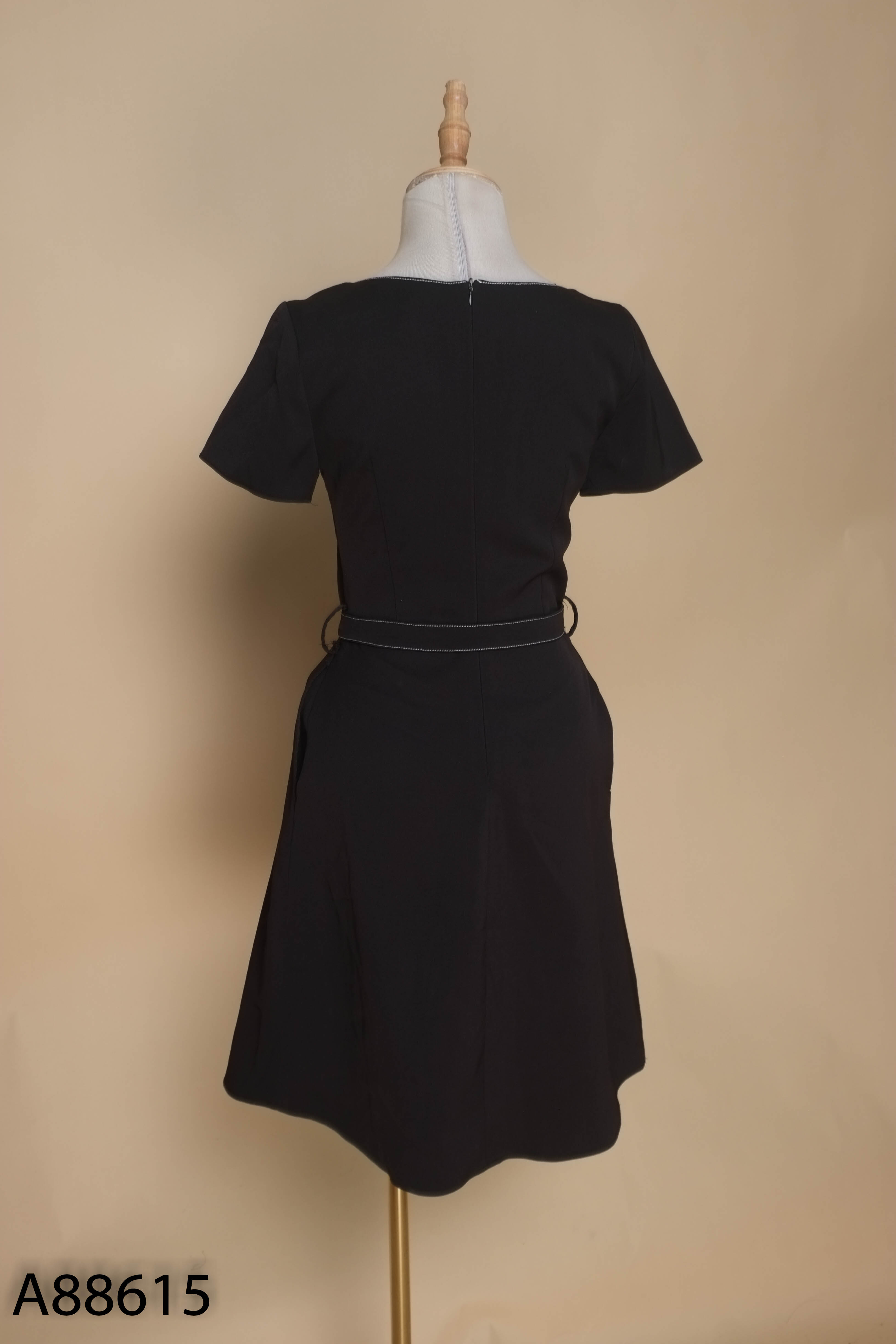 Váy đen TOPSHOP may viền trơn