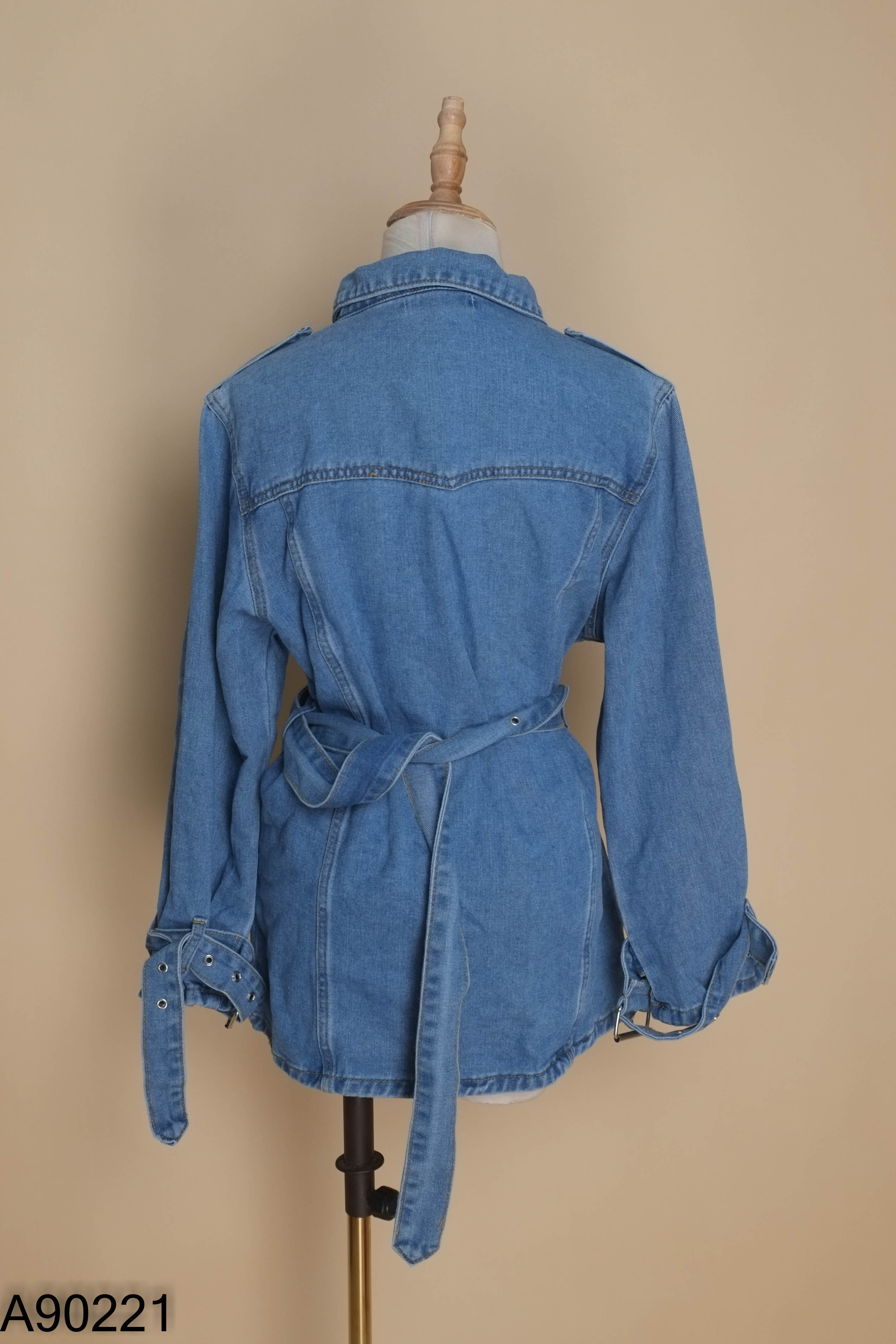 Áo khoác jeans xanh kèm đai