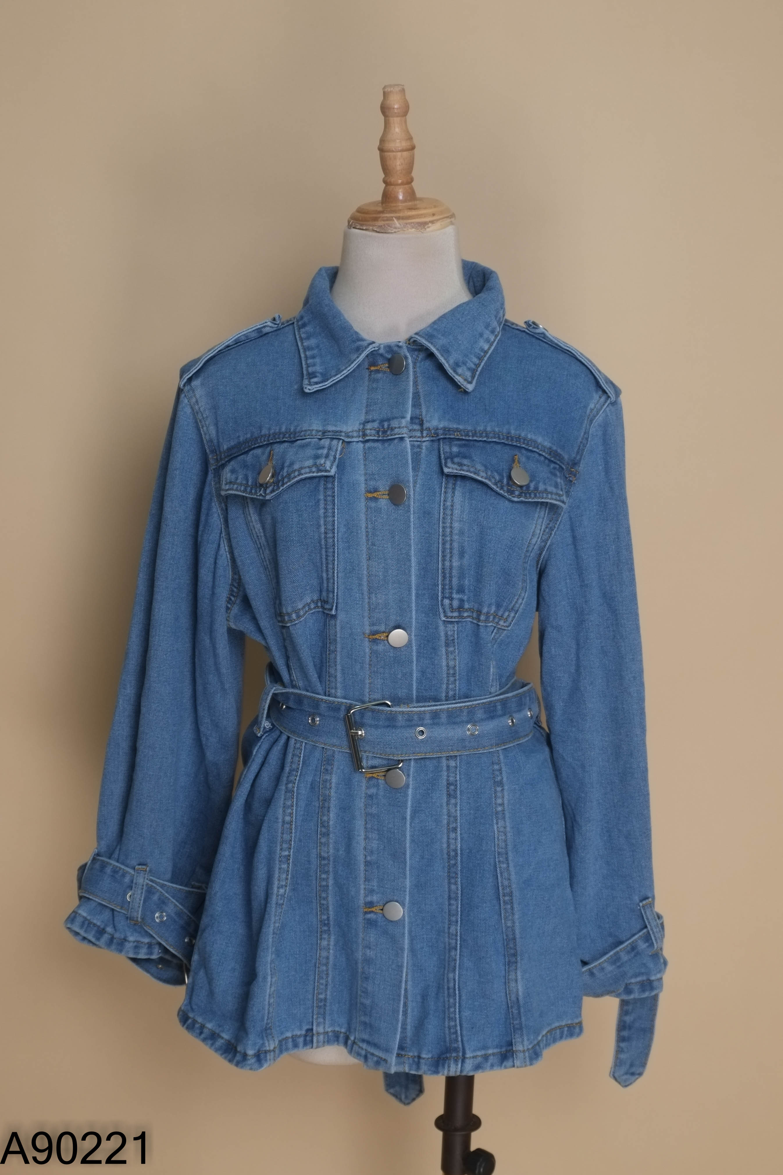 Áo khoác jeans xanh kèm đai