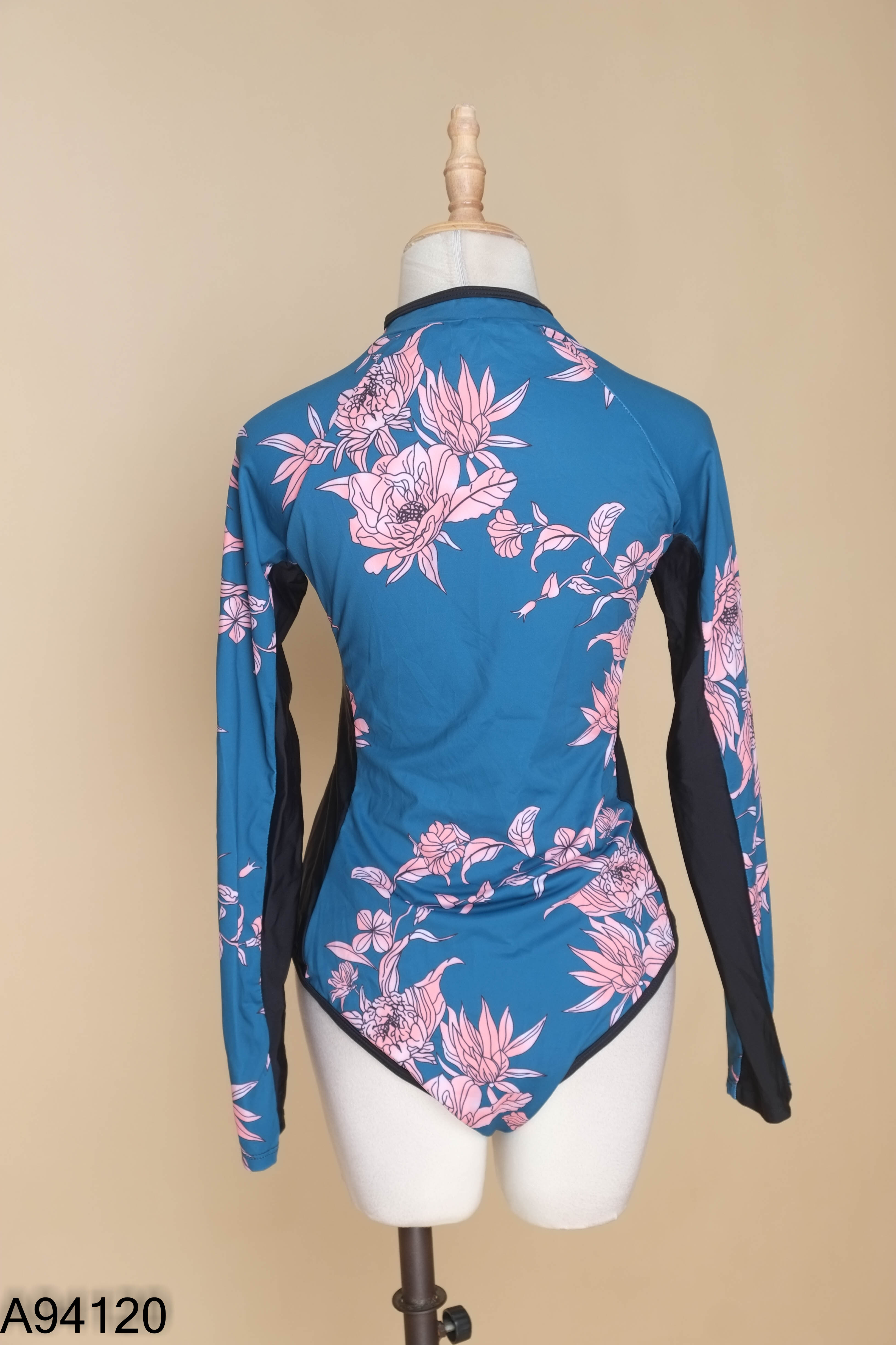Jumpsuit xanh họa tiết hoa
