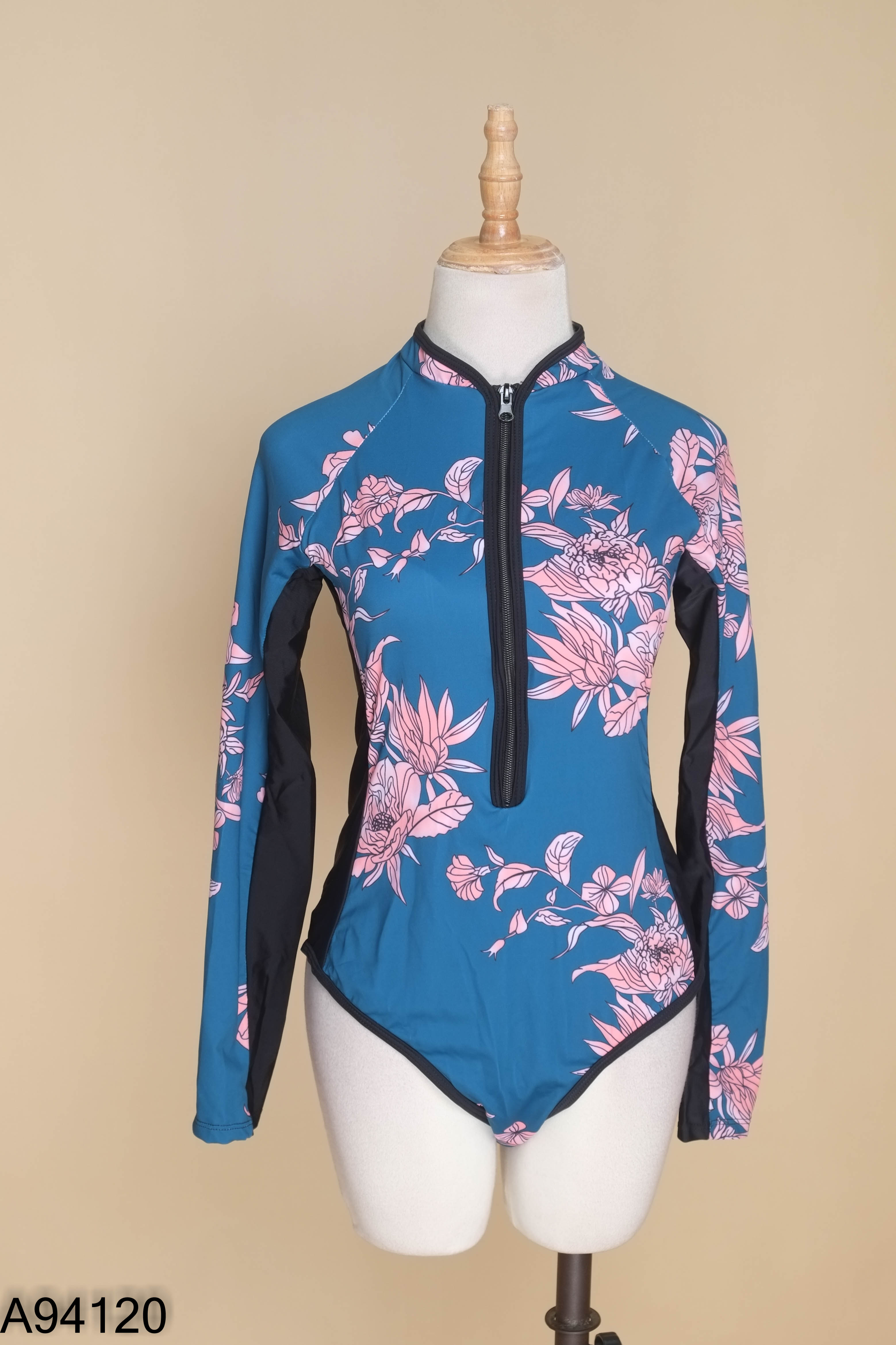 Jumpsuit xanh họa tiết hoa