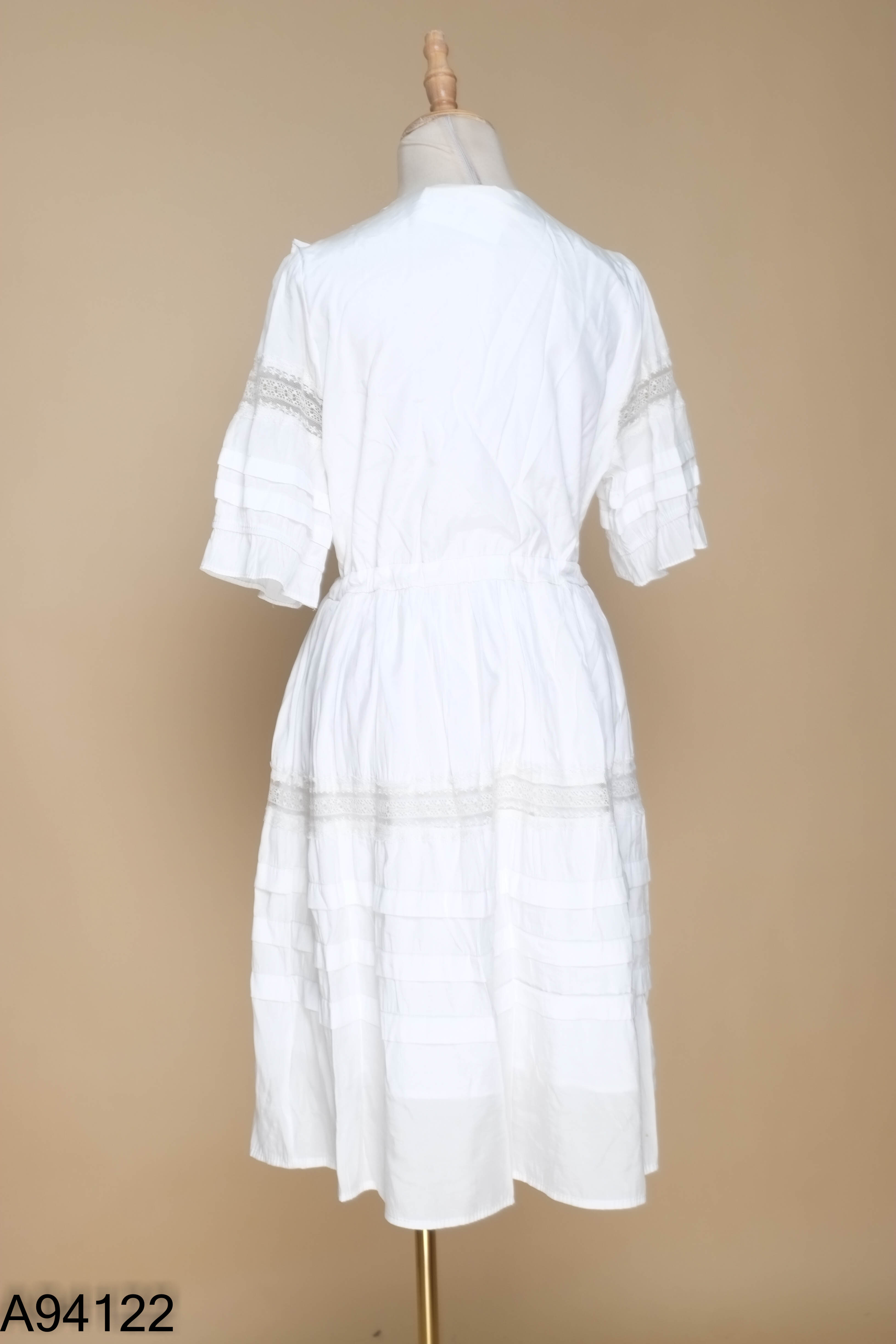 Váy trắng cổ V phối ren
